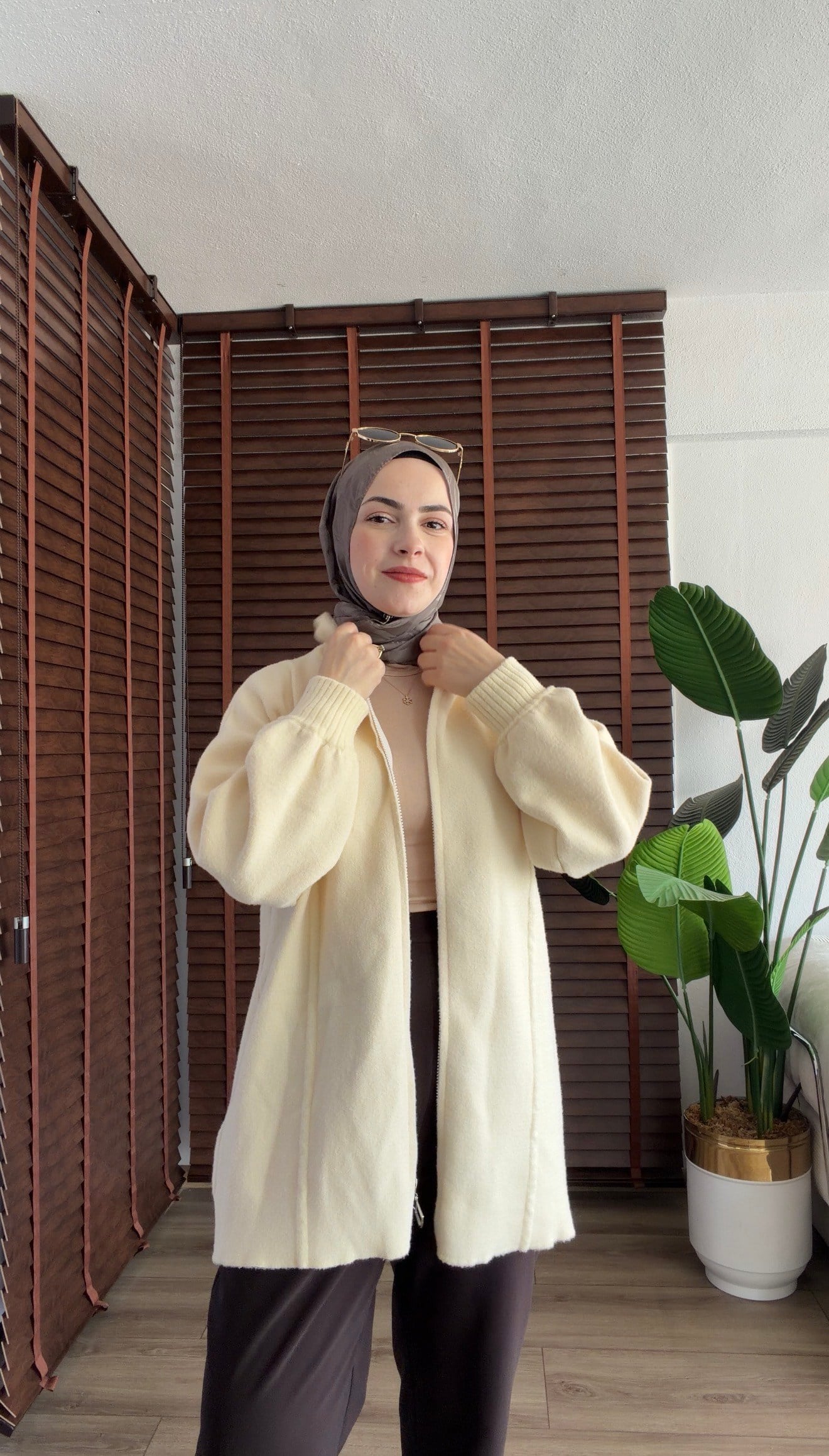 EKRU LORİA DİK YAKA FERMUARLI ANGORA HIRKA 