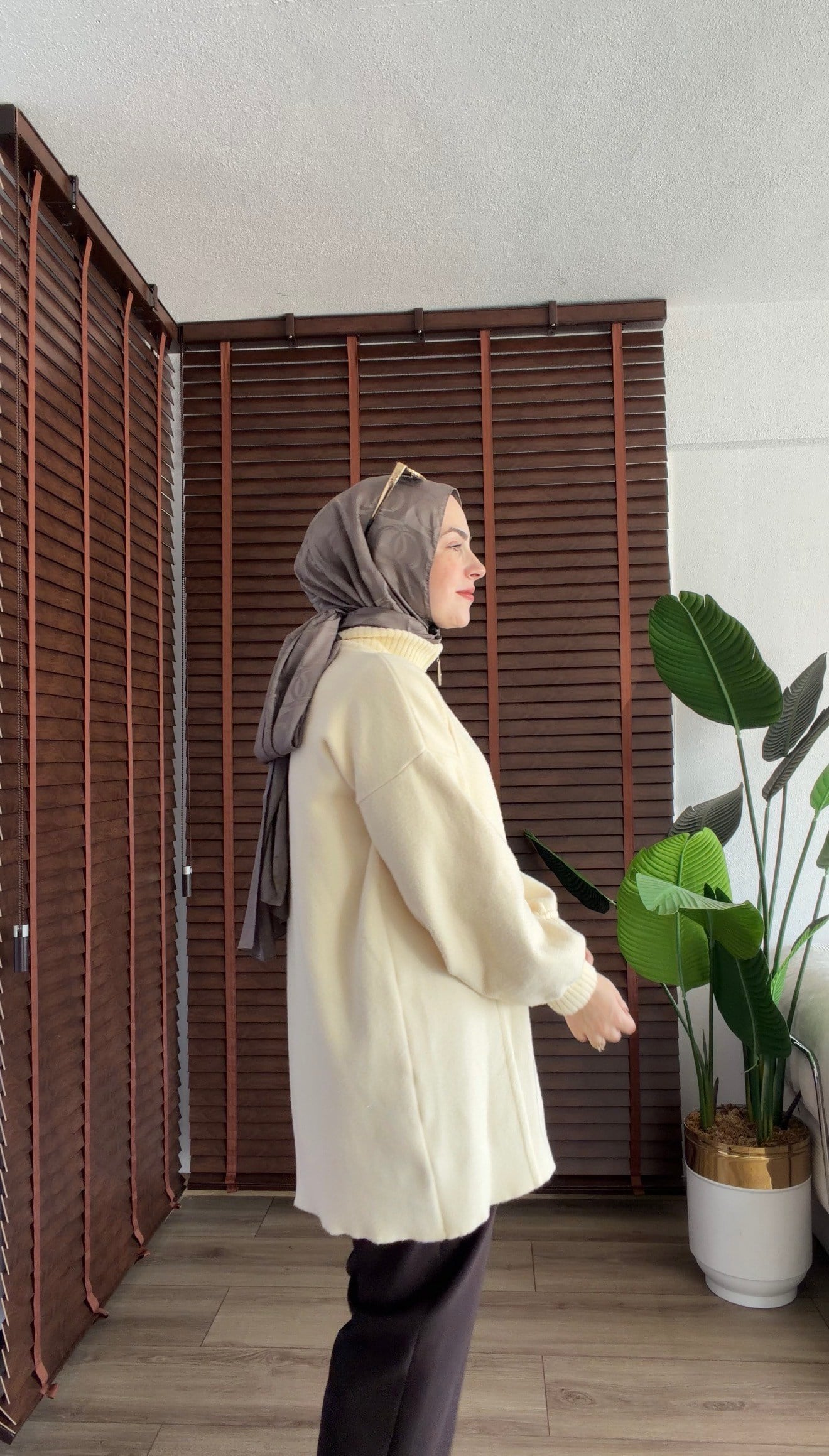 EKRU LORİA DİK YAKA FERMUARLI ANGORA HIRKA 