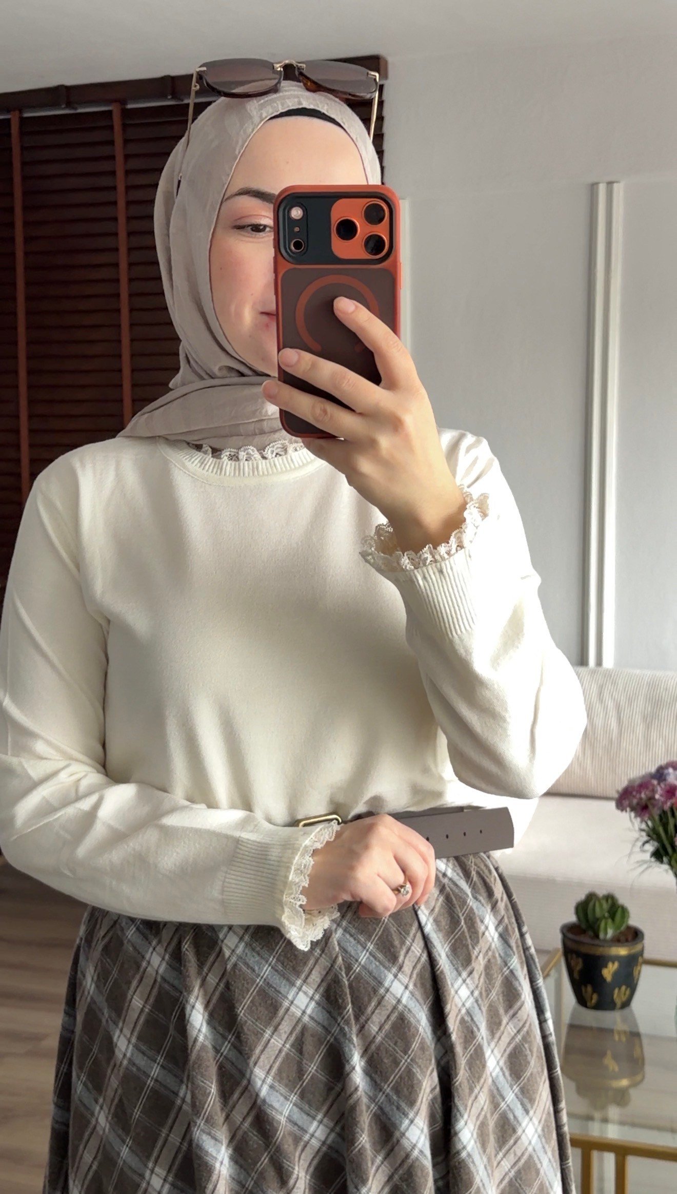 EKRU  SOĞUK İPLİK KOL VE YAKA  DANTEL DETAYLI  TRİKO 