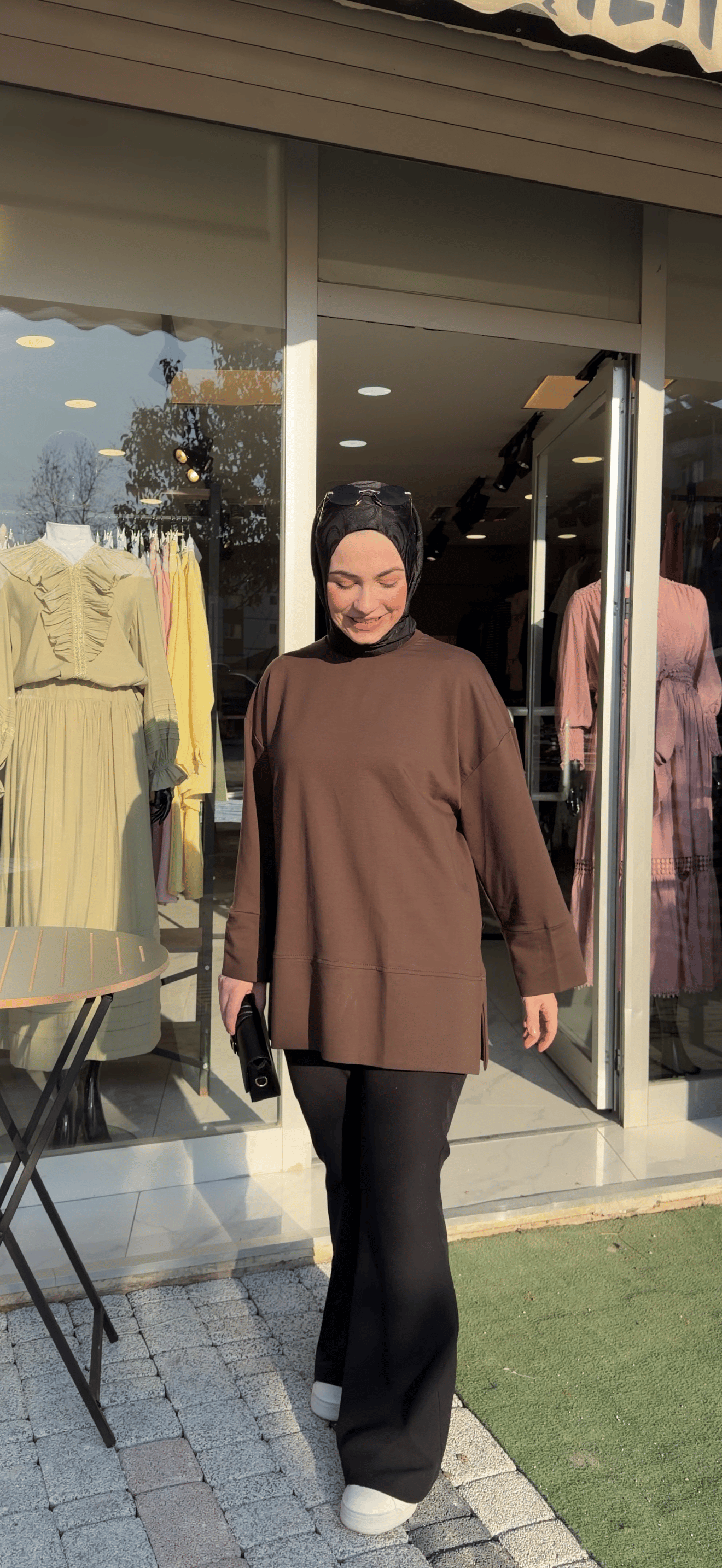 KAHVERENGİ  ASİMETRİK KOL DETAYLI SWEATSHİRT