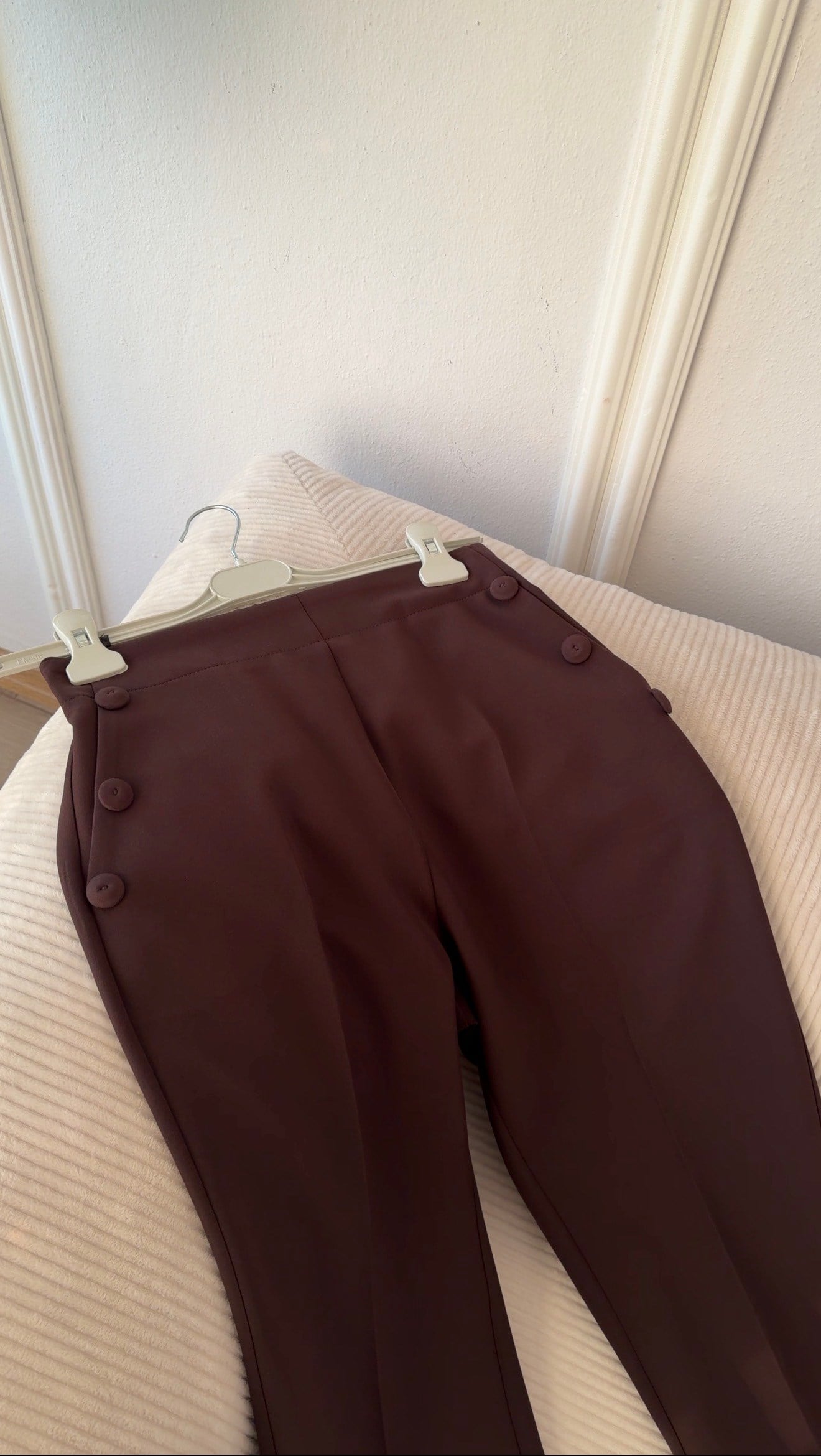 KAHVERENGİ  CEPLERİ DÜĞME DETAYLI HAVUÇ PANTALON 
