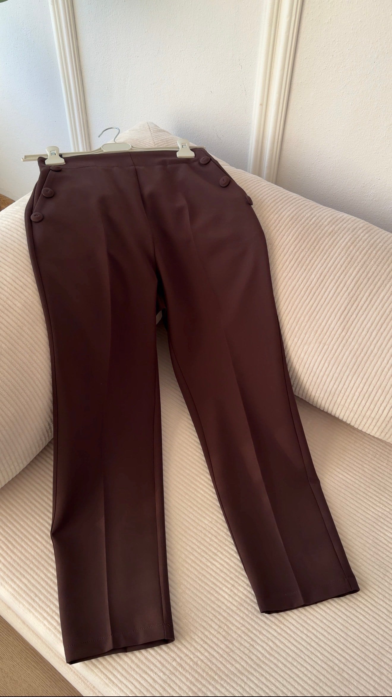 KAHVERENGİ  CEPLERİ DÜĞME DETAYLI HAVUÇ PANTALON 