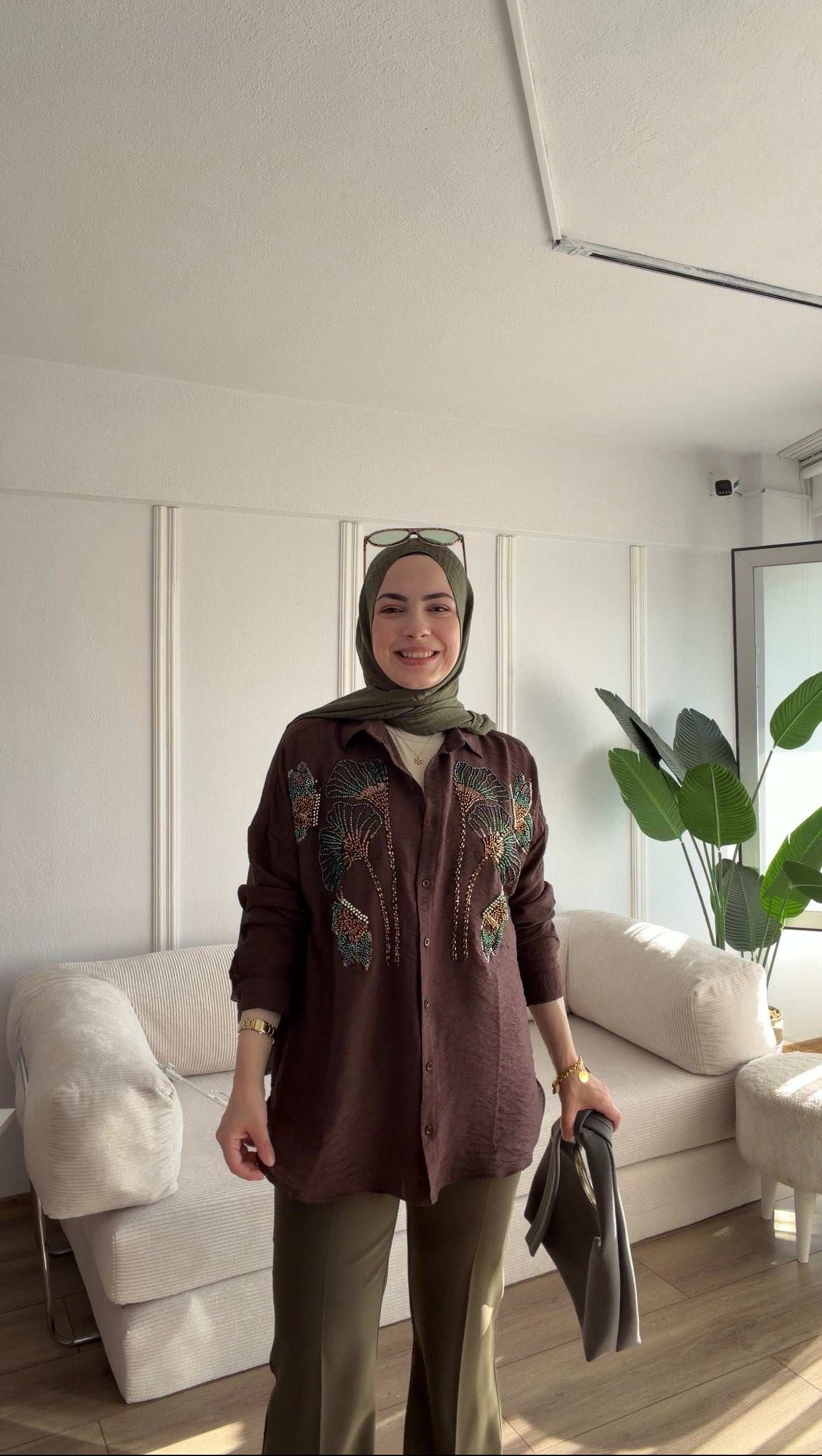 KAHVERENGİ  PREMİUM TAŞ İŞLEMELİ TASARIM GÖMLEK 