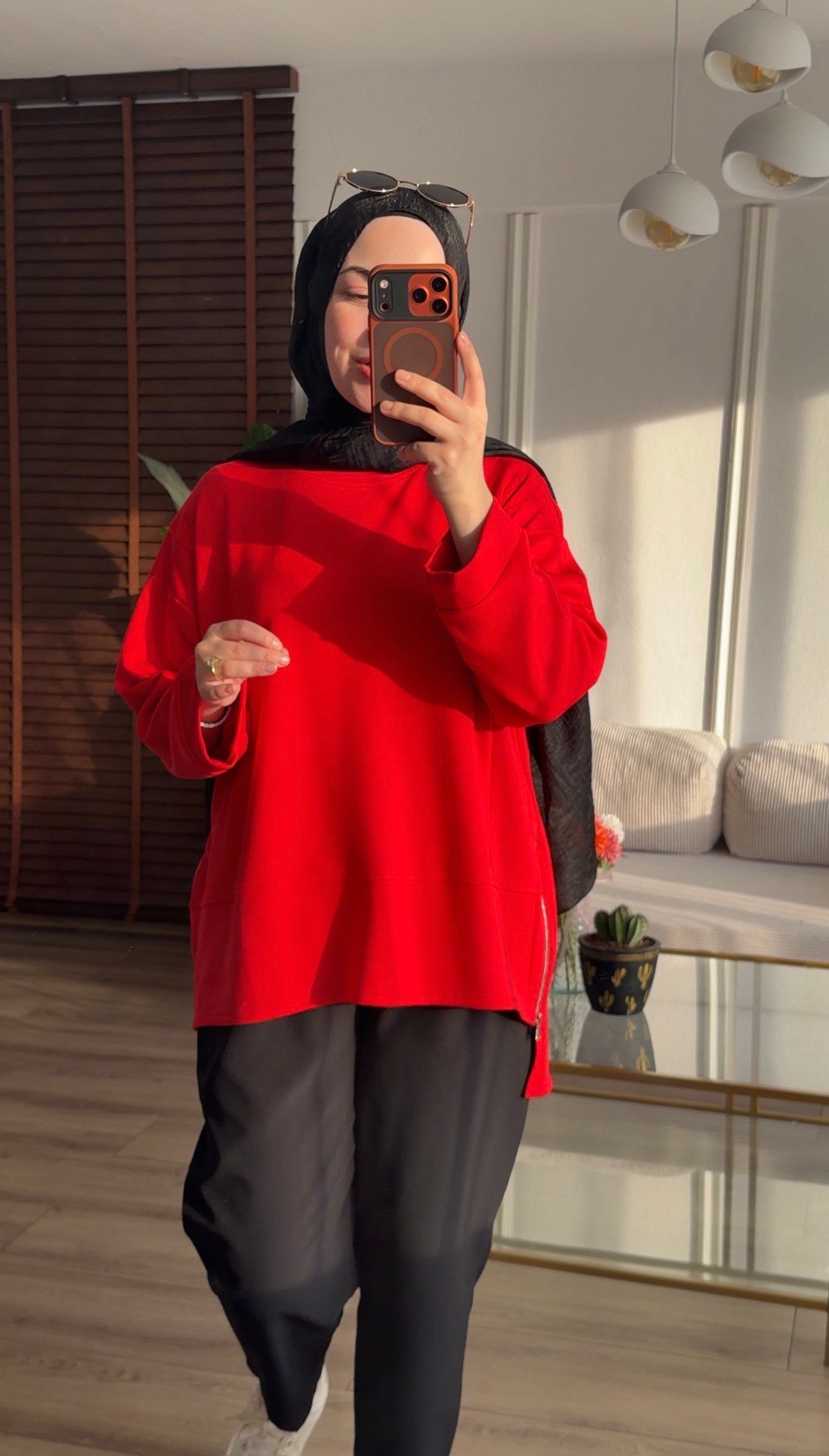 KIRMIZI  ASİMETRİK YANLARI FERMUAR DETAYLI SWEATSHORT 