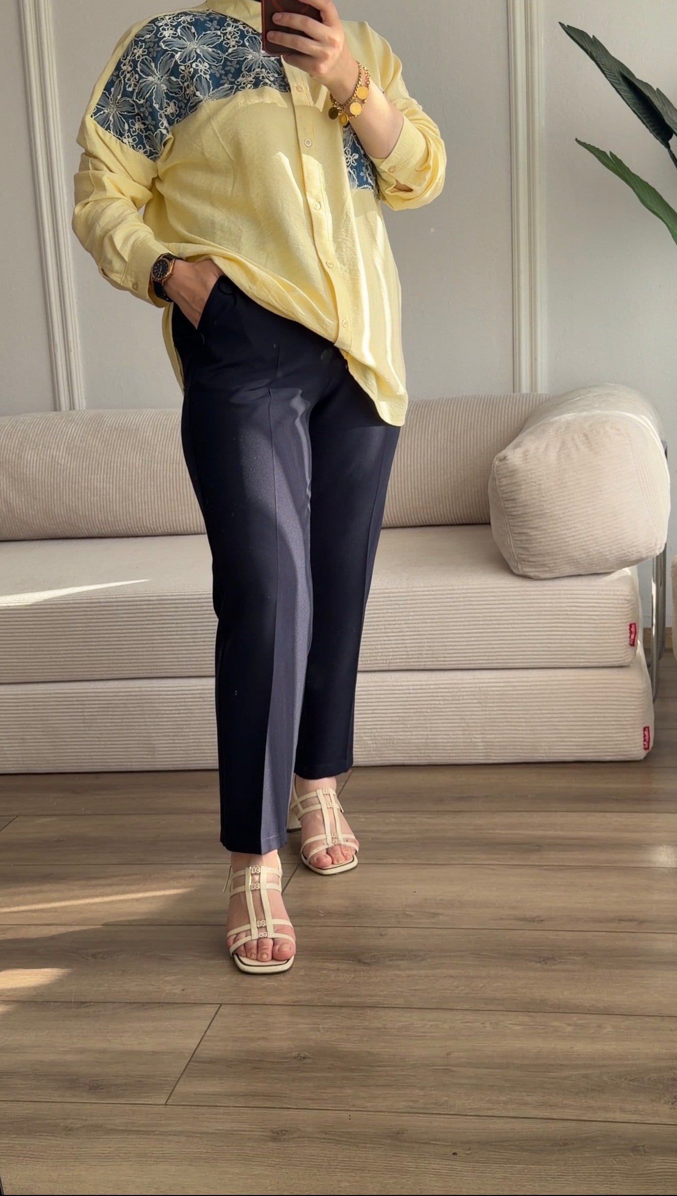 LACİVERT CEPLERİ DÜĞME DETAYLI HAVUÇ PANTALON 