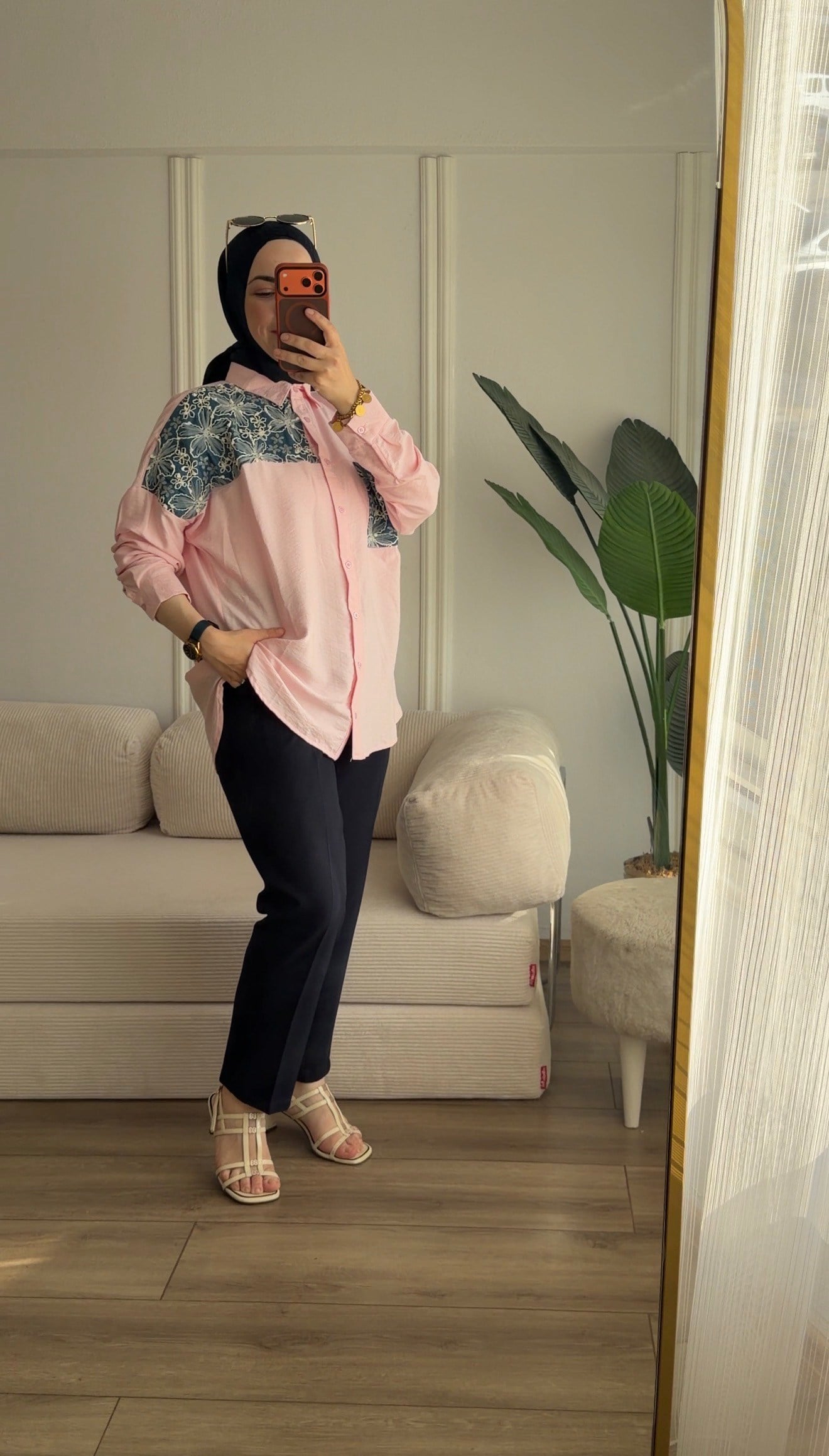 LACİVERT CEPLERİ DÜĞME DETAYLI HAVUÇ PANTALON 