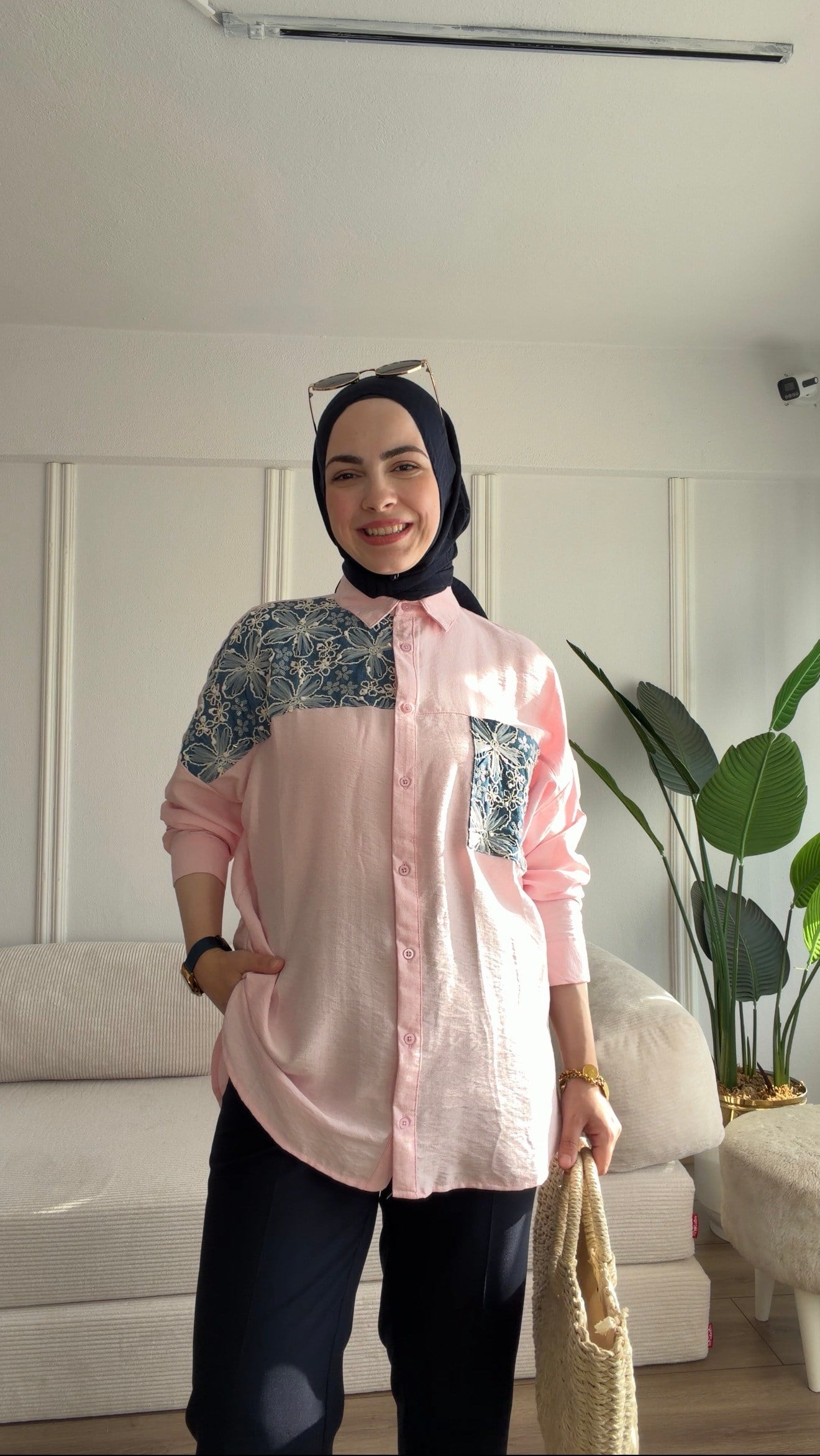 PEMBE NAKIŞ DETAYLI VİSKON GÖMLEK 