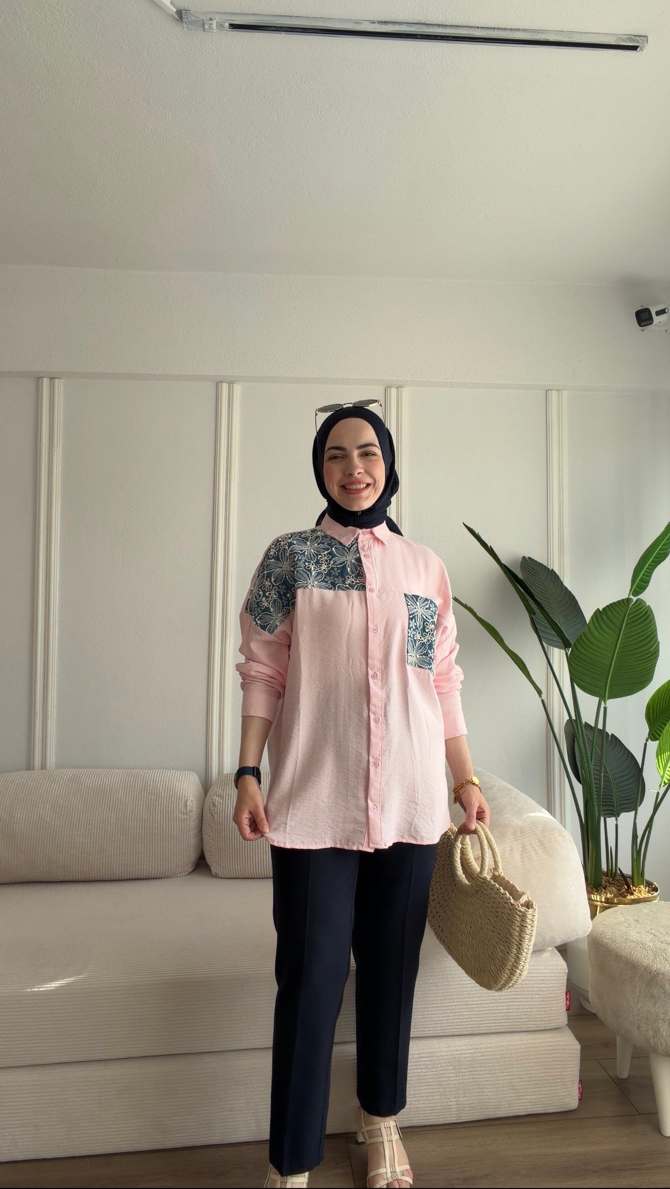 PEMBE NAKIŞ DETAYLI VİSKON GÖMLEK 