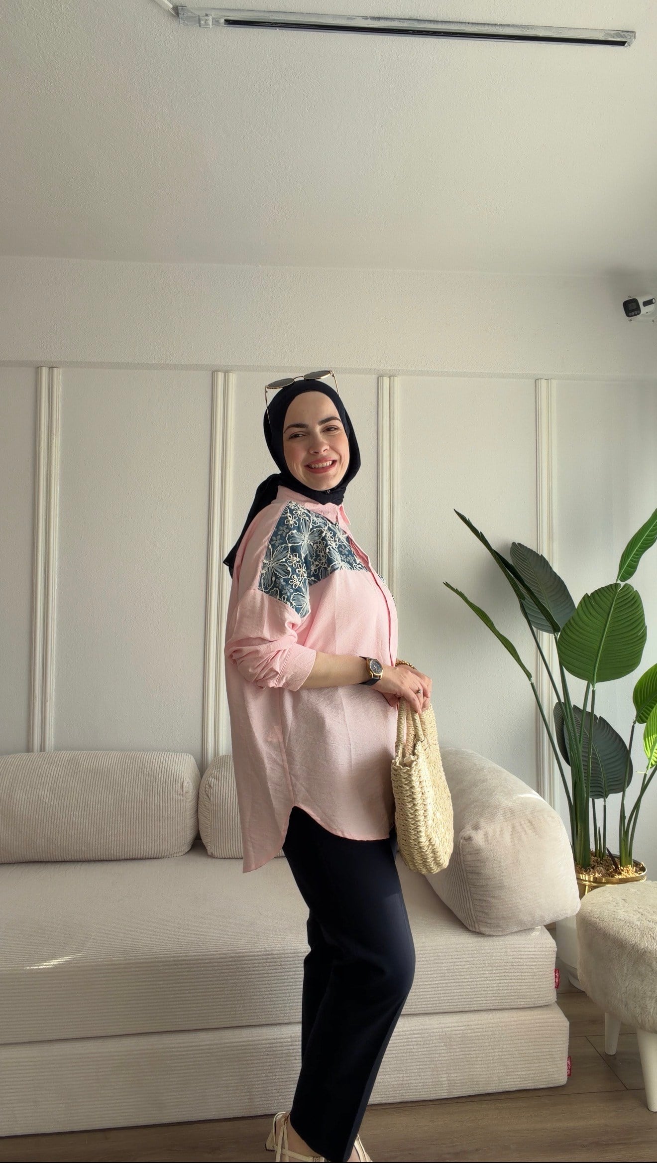 PEMBE NAKIŞ DETAYLI VİSKON GÖMLEK 