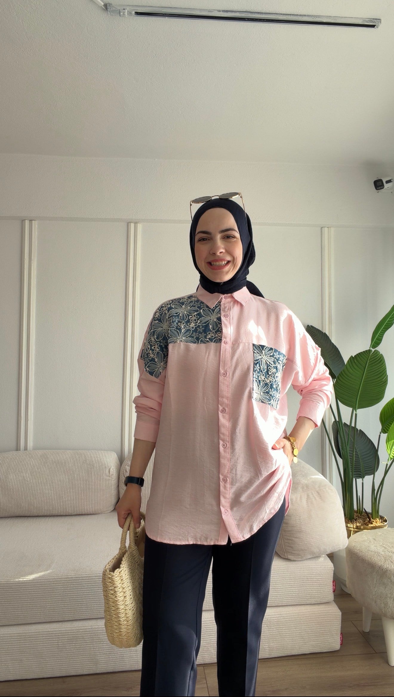 PEMBE NAKIŞ DETAYLI VİSKON GÖMLEK 