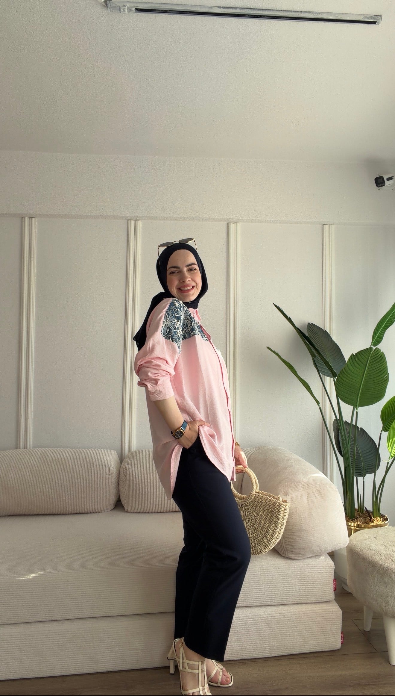 PEMBE NAKIŞ DETAYLI VİSKON GÖMLEK 