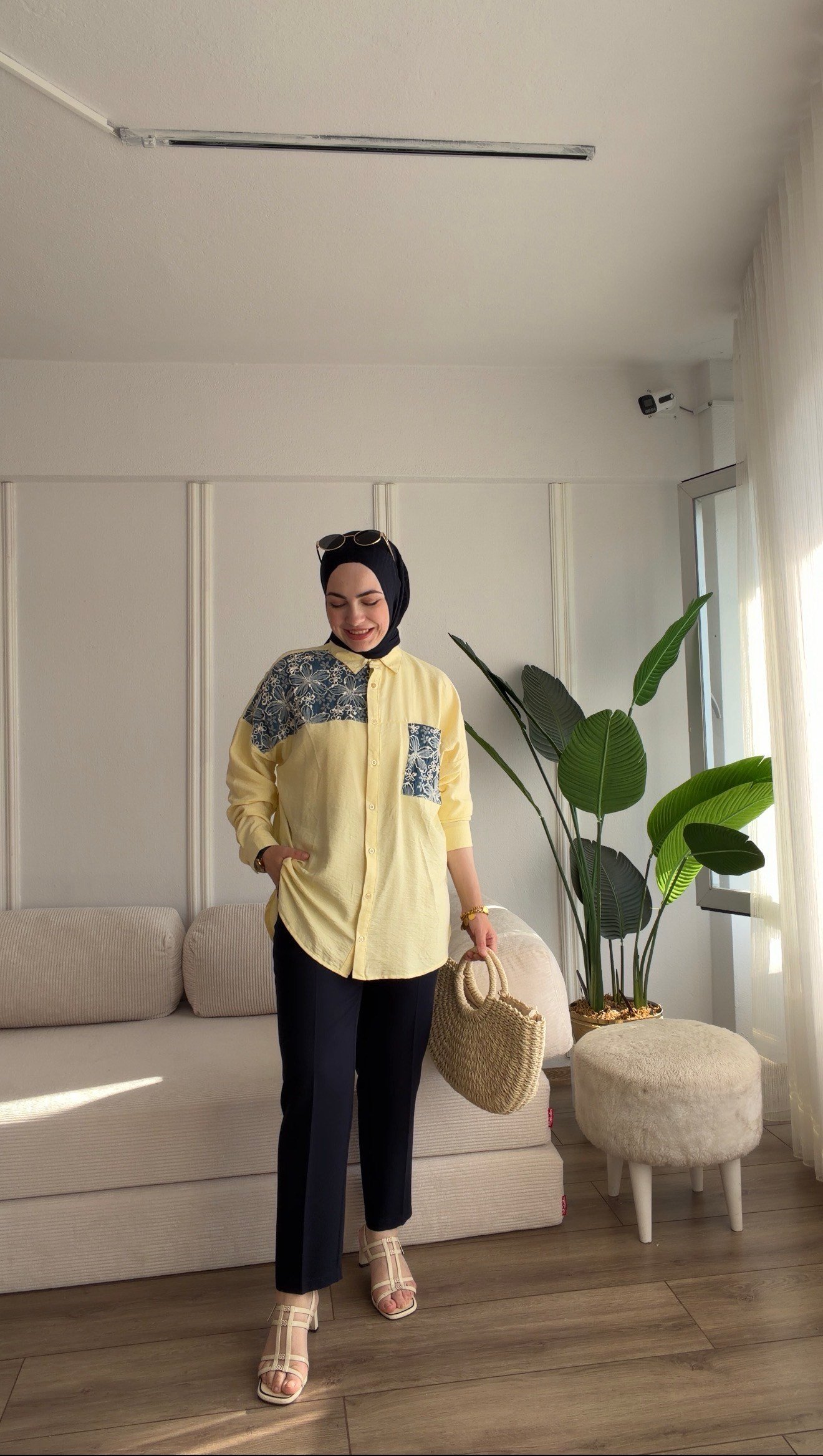SARI  NAKIŞ DETAYLI VİSKON GÖMLEK 