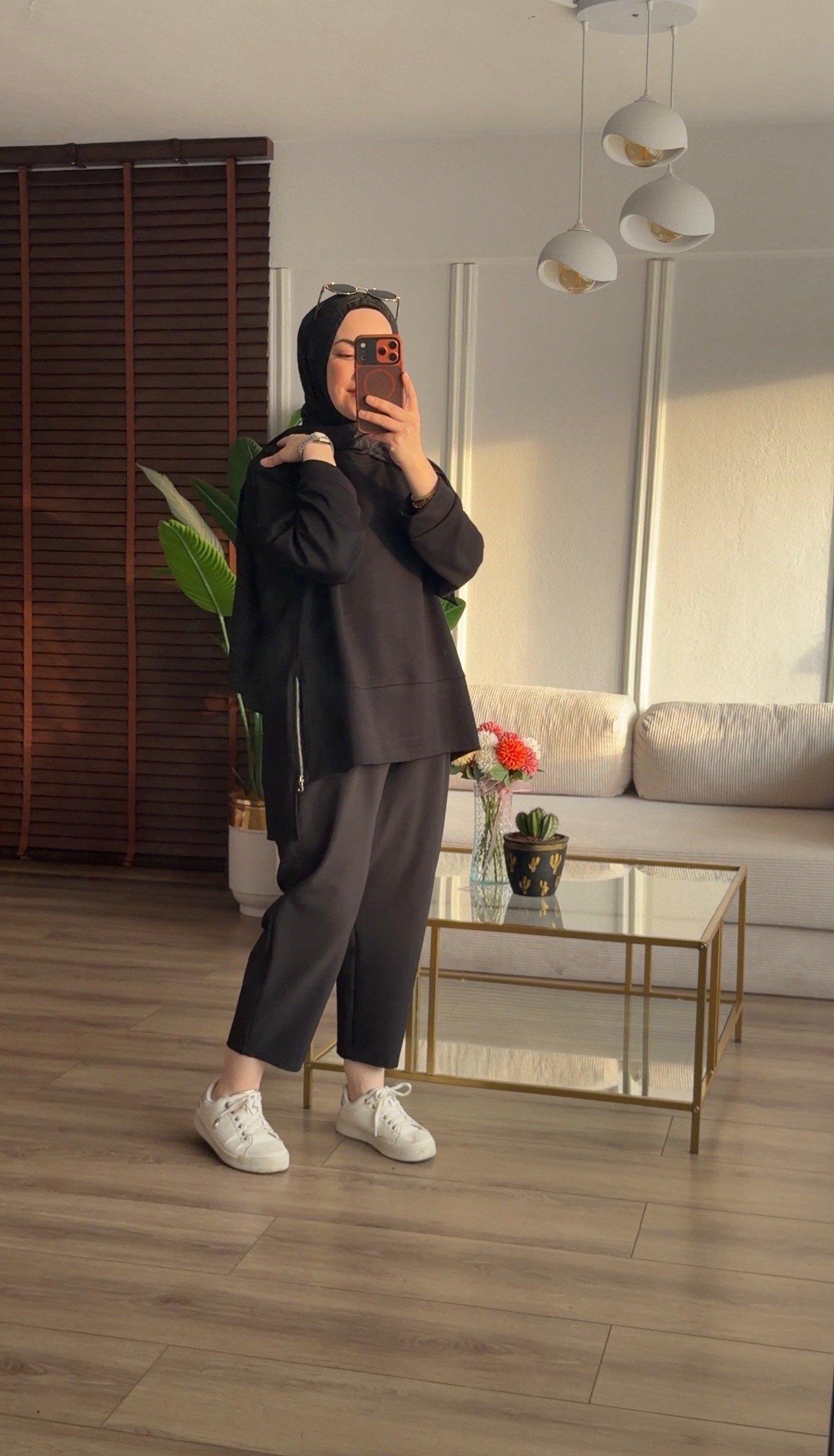 SİYAH ASİMETRİK YANLARI FERMUAR DETAYLI SWEATSHORT 