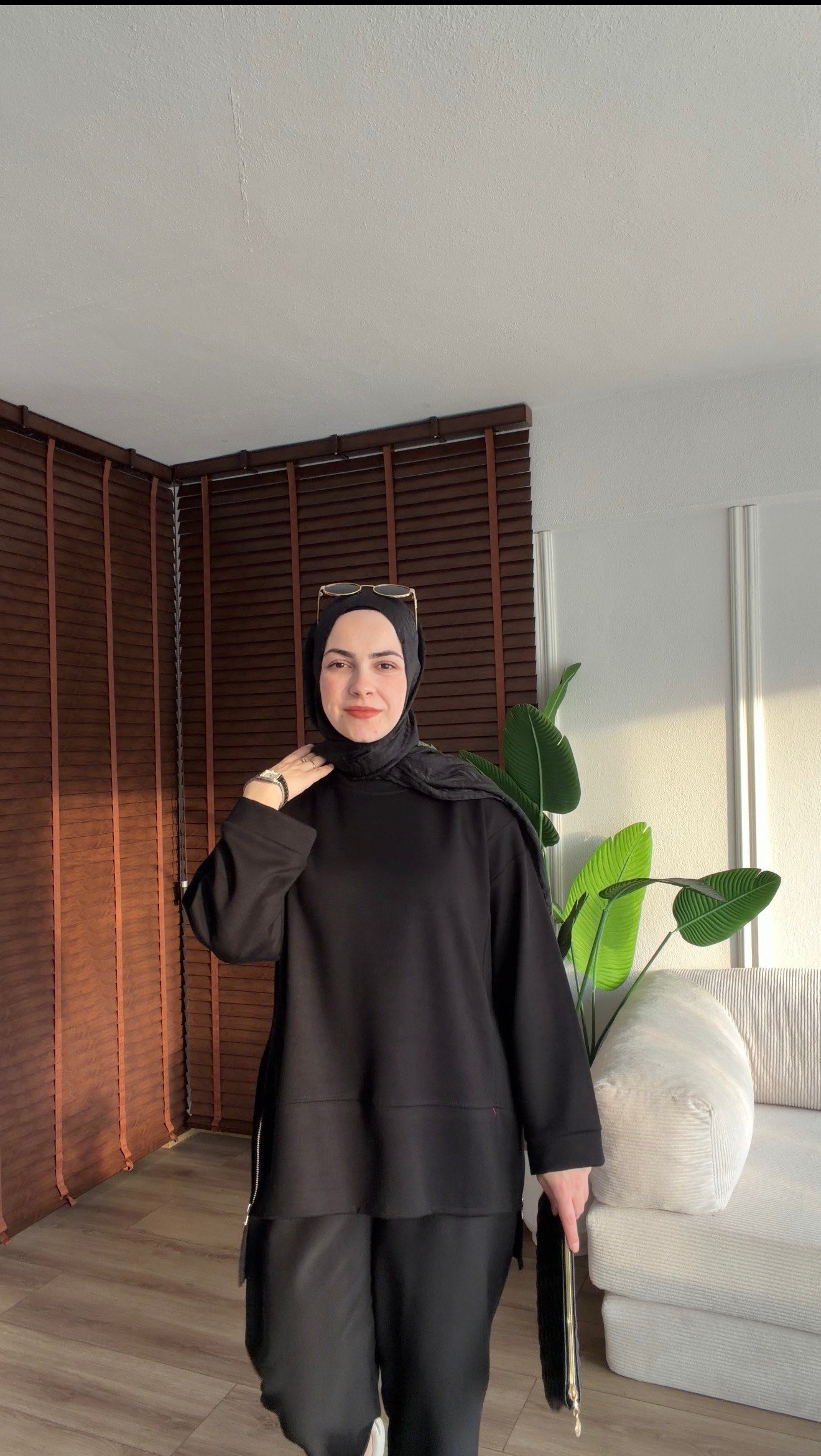SİYAH ASİMETRİK YANLARI FERMUAR DETAYLI SWEATSHORT 
