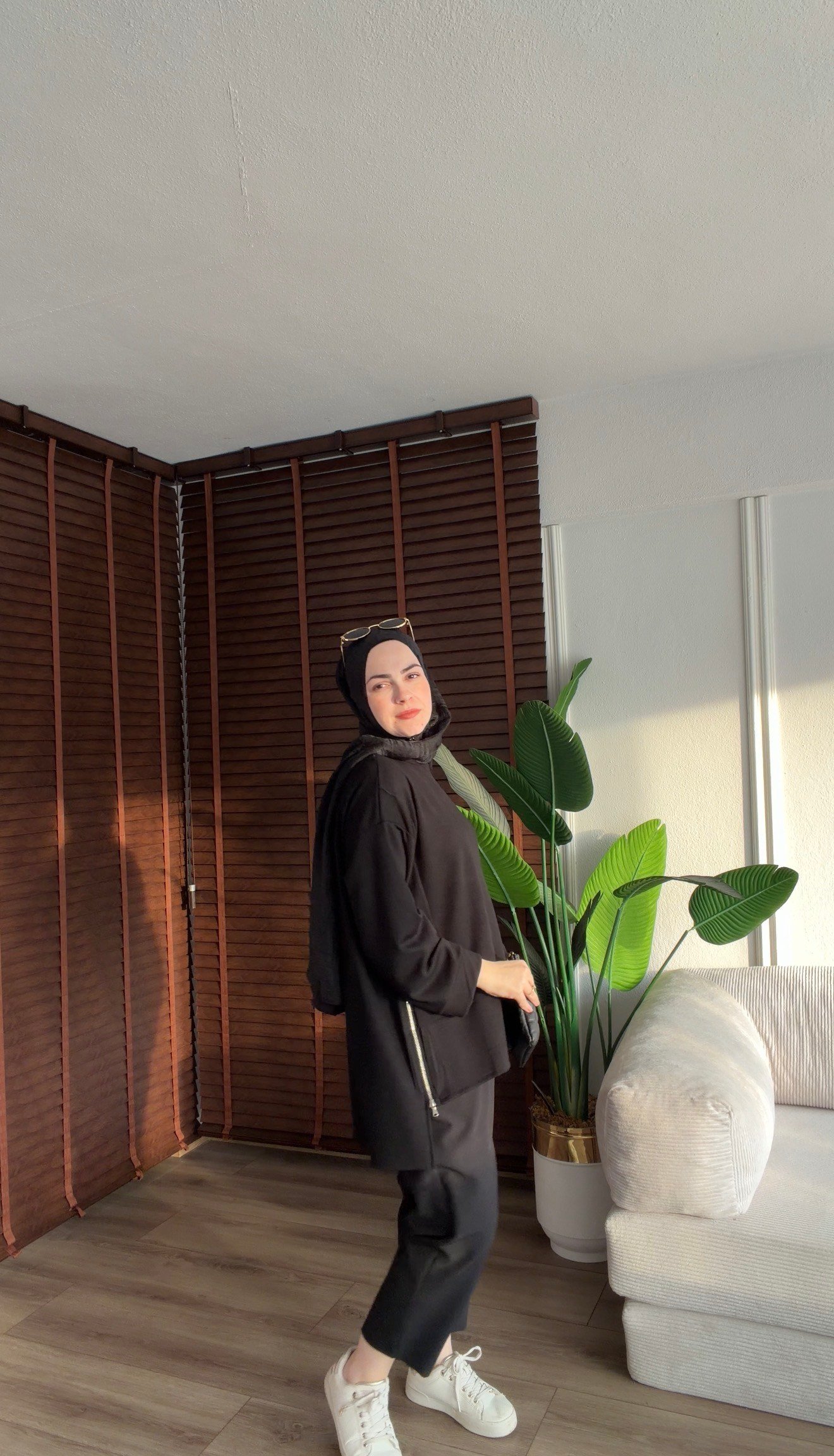 SİYAH ASİMETRİK YANLARI FERMUAR DETAYLI SWEATSHORT 
