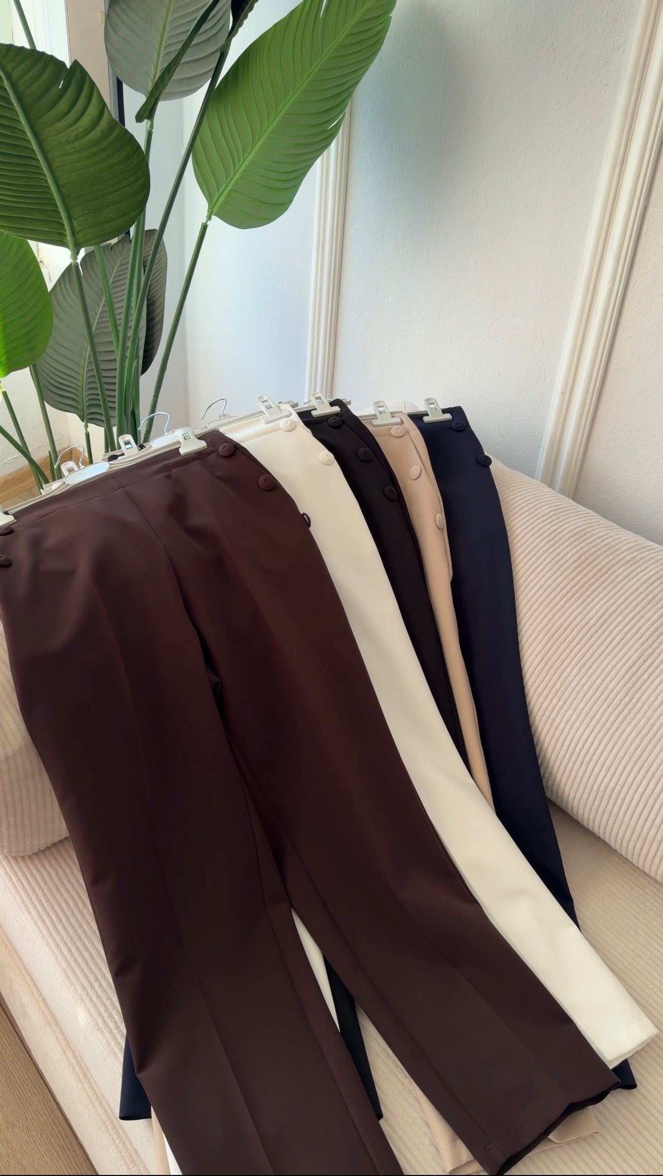 SİYAH CEPLERİ DÜĞME DETAYLI HAVUÇ PANTALON 