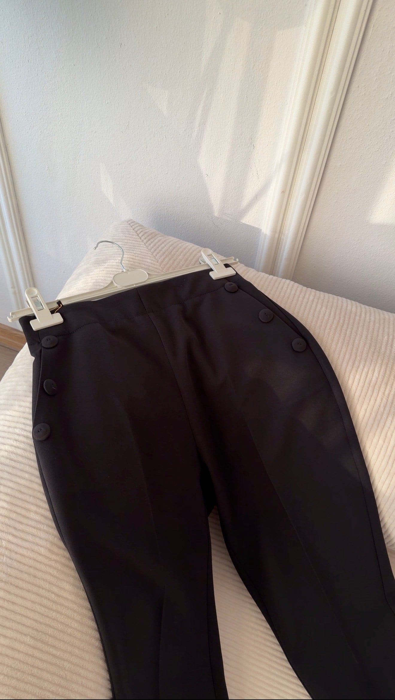 SİYAH CEPLERİ DÜĞME DETAYLI HAVUÇ PANTALON 
