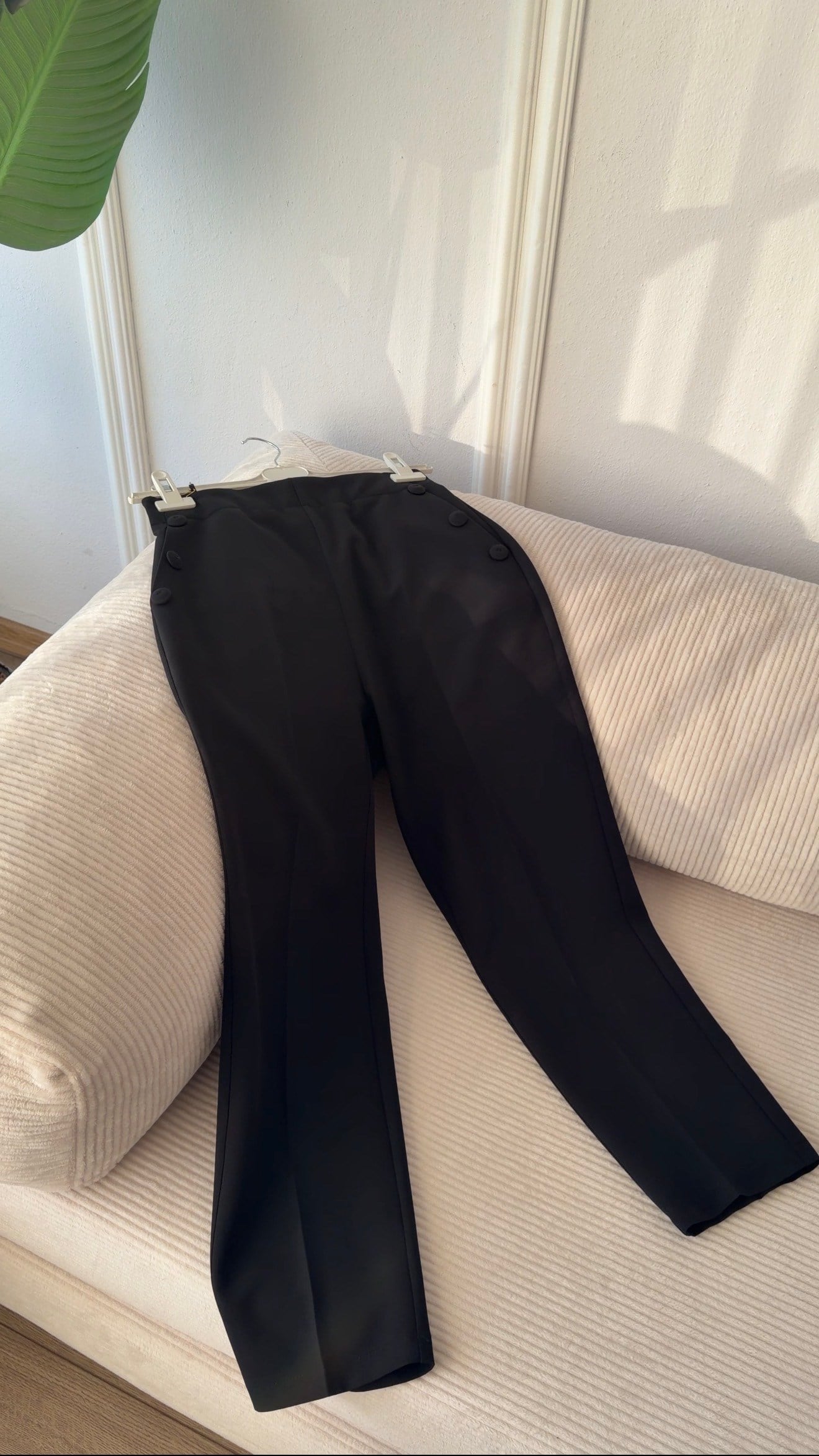 SİYAH CEPLERİ DÜĞME DETAYLI HAVUÇ PANTALON 