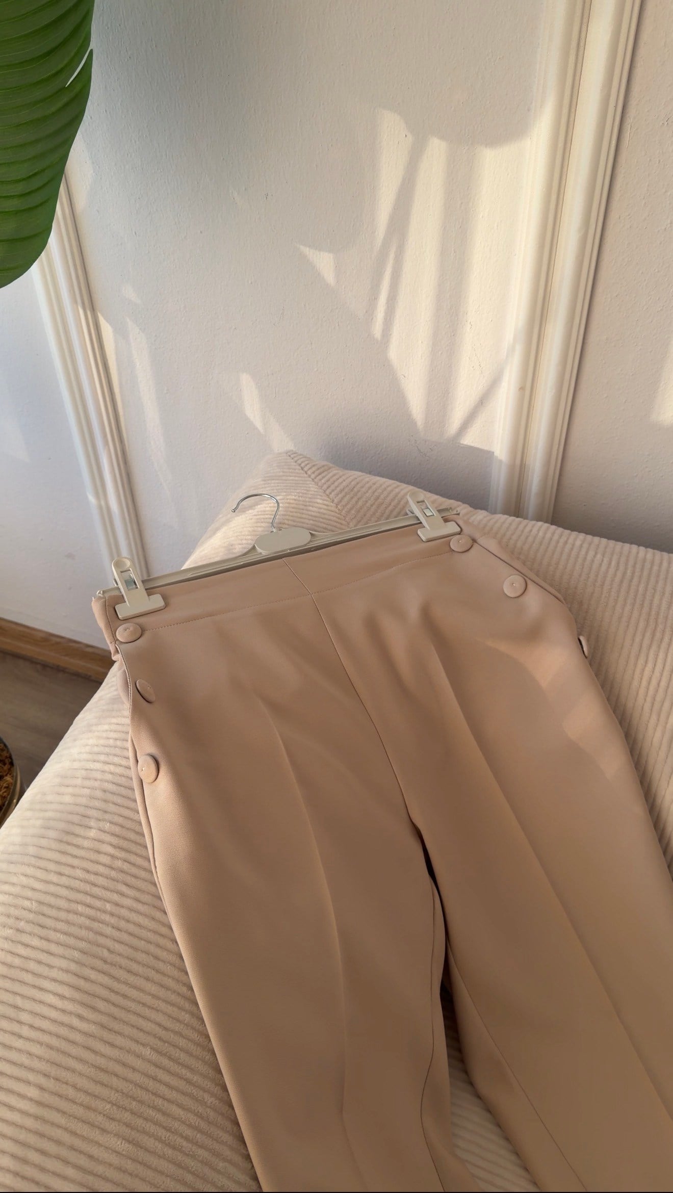 TAŞ CEPLERİ DÜĞME DETAYLI HAVUÇ PANTALON 