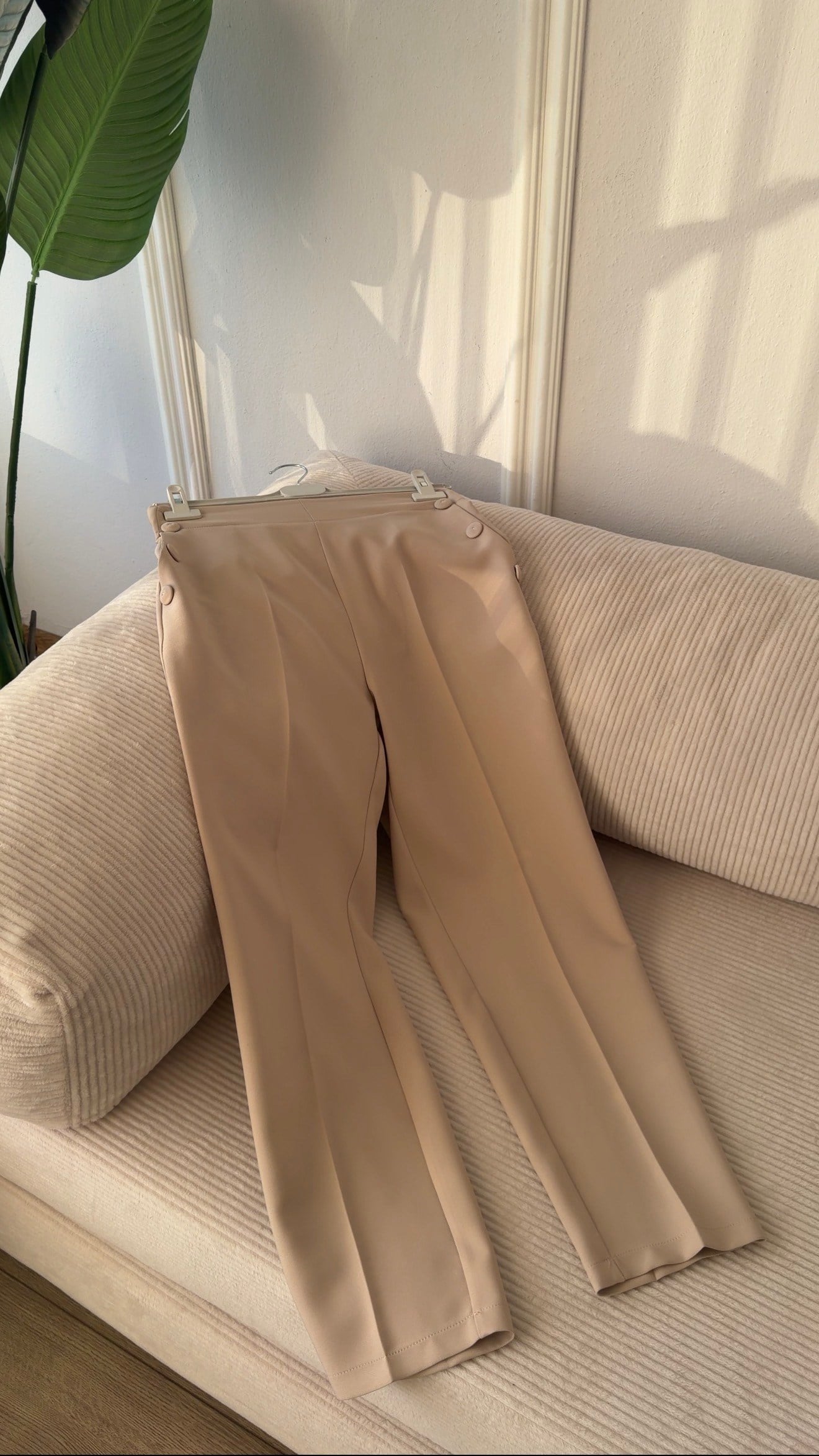 TAŞ CEPLERİ DÜĞME DETAYLI HAVUÇ PANTALON 