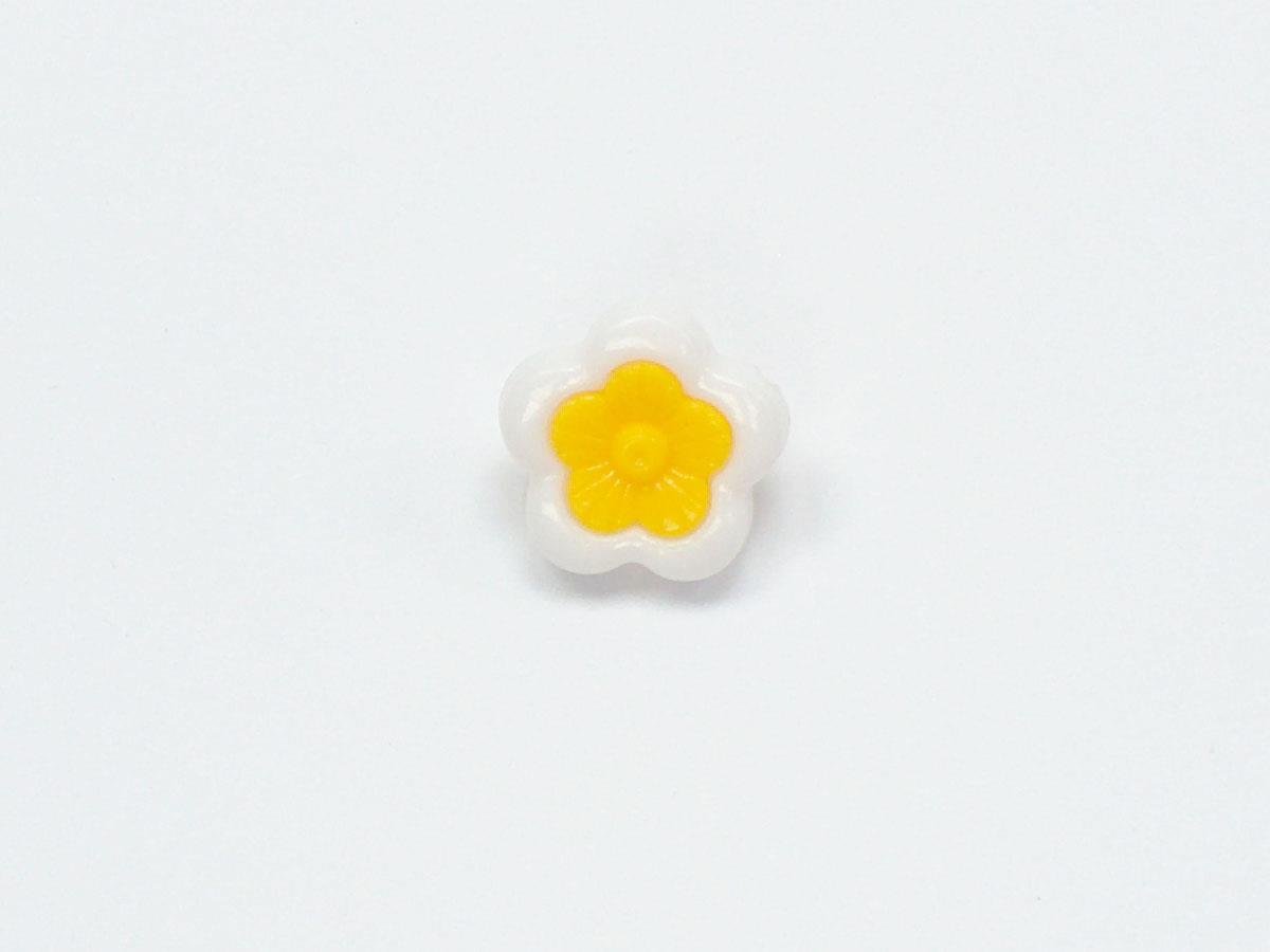 5 Flower Figure Buttons White, Yellow 15mm long