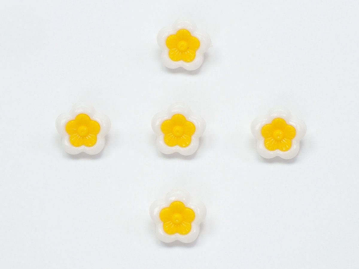5 Flower Figure Buttons White, Yellow 15mm long