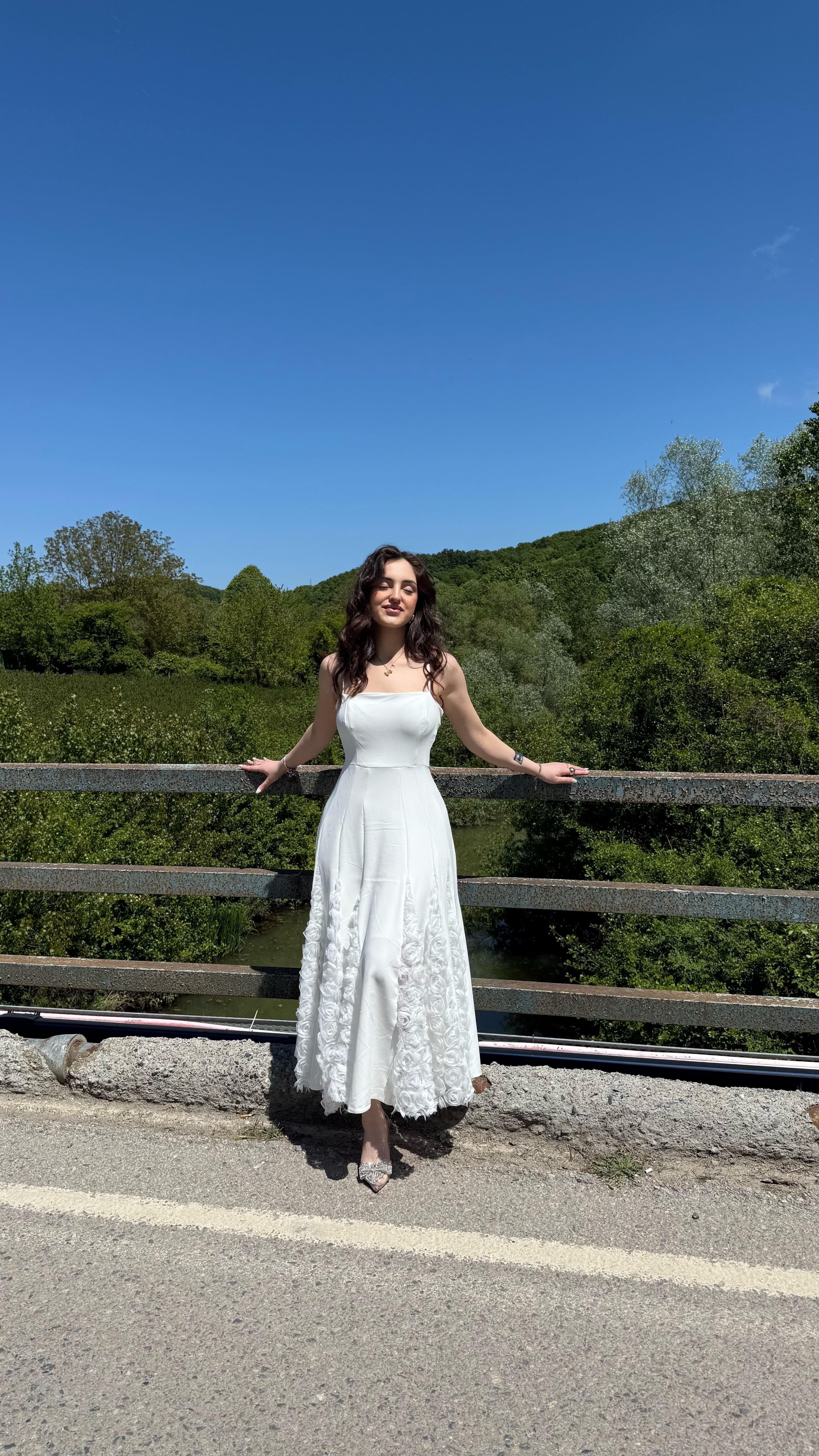 Almira Eteği Güllü Elbise Beyaz