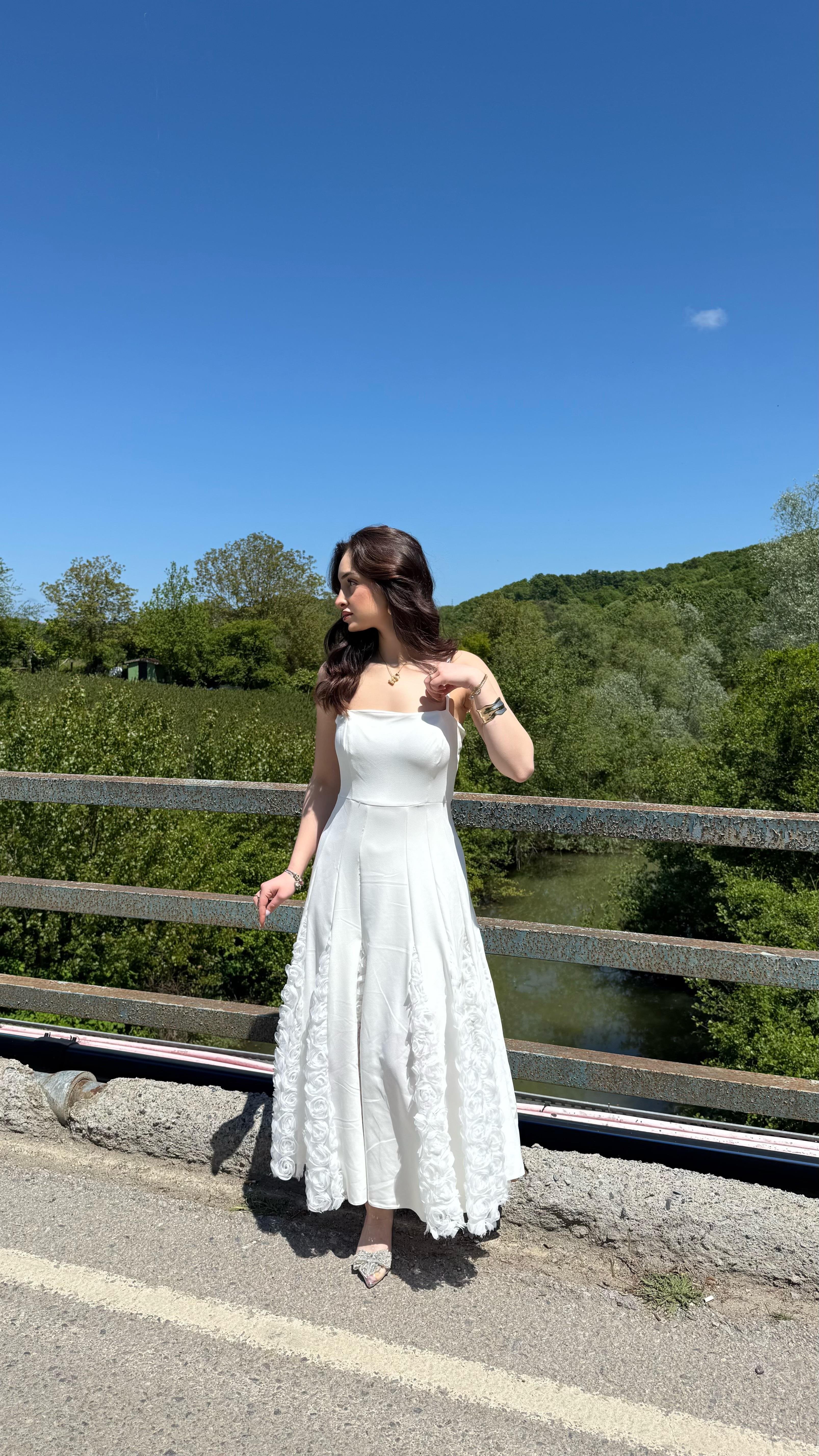Almira Eteği Güllü Elbise Beyaz