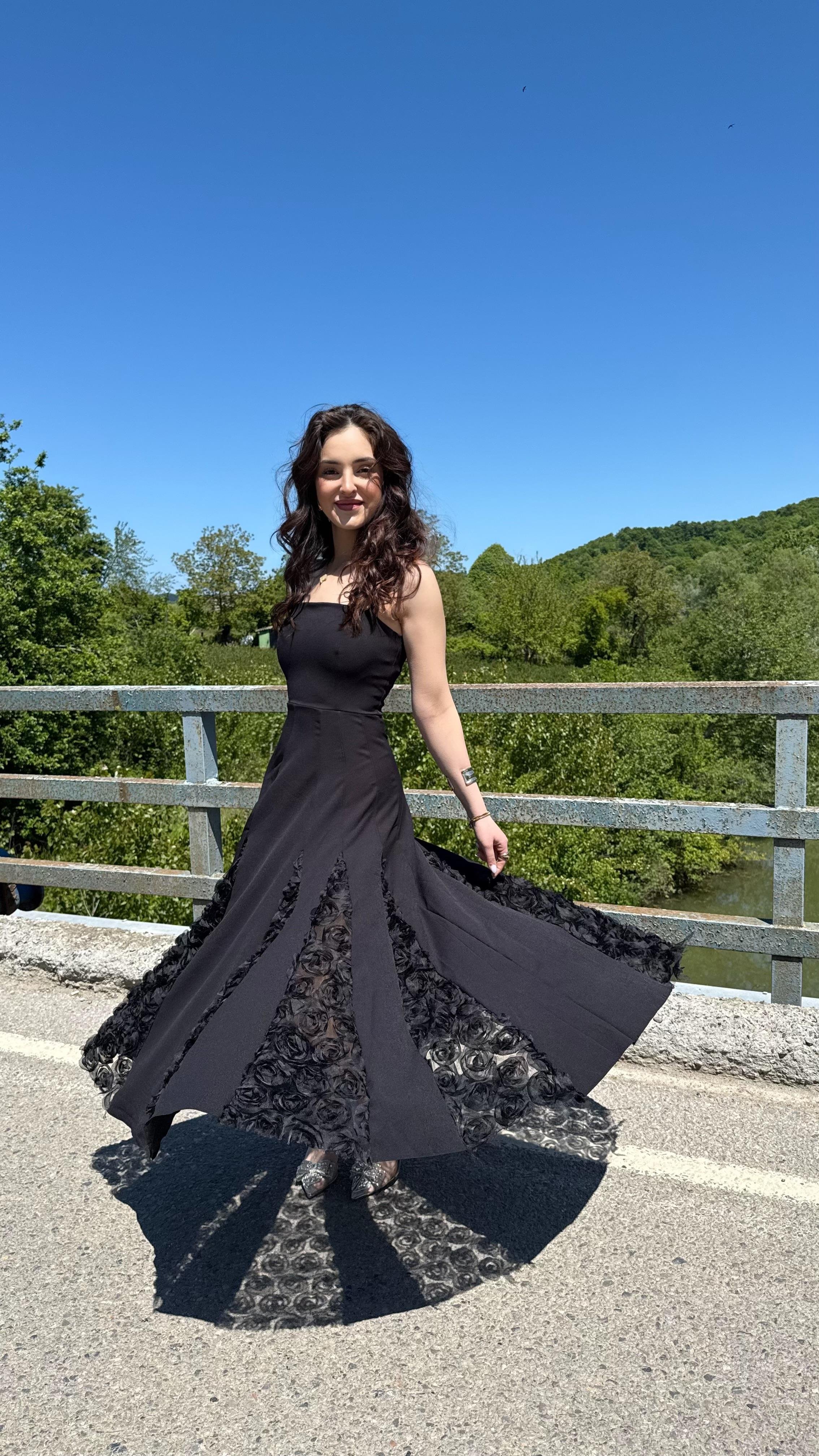 Almira Eteği Güllü Elbise Siyah