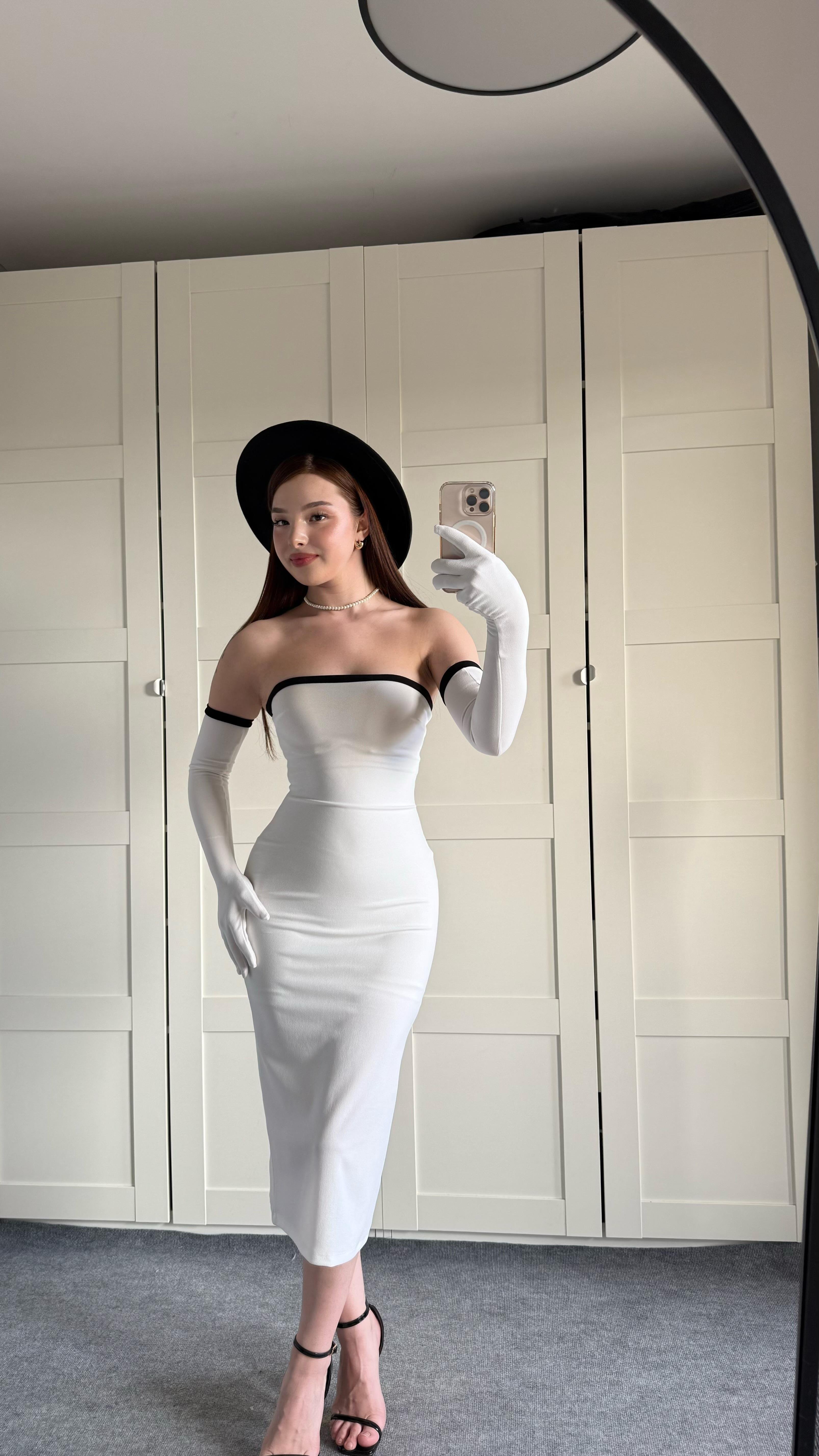 Belle Femme Beyaz Eldivenli Elbise