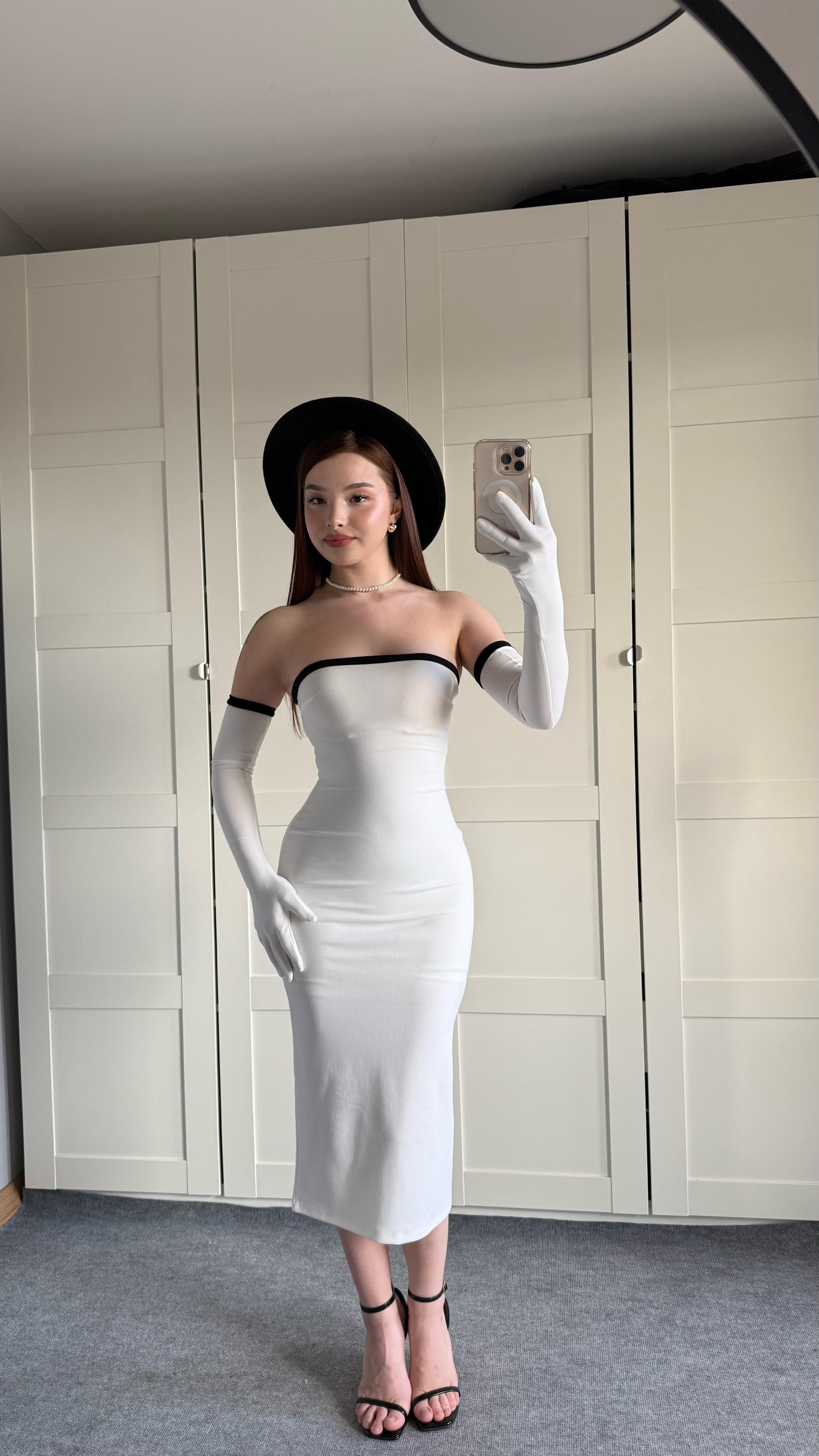 Belle Femme Beyaz Eldivenli Elbise