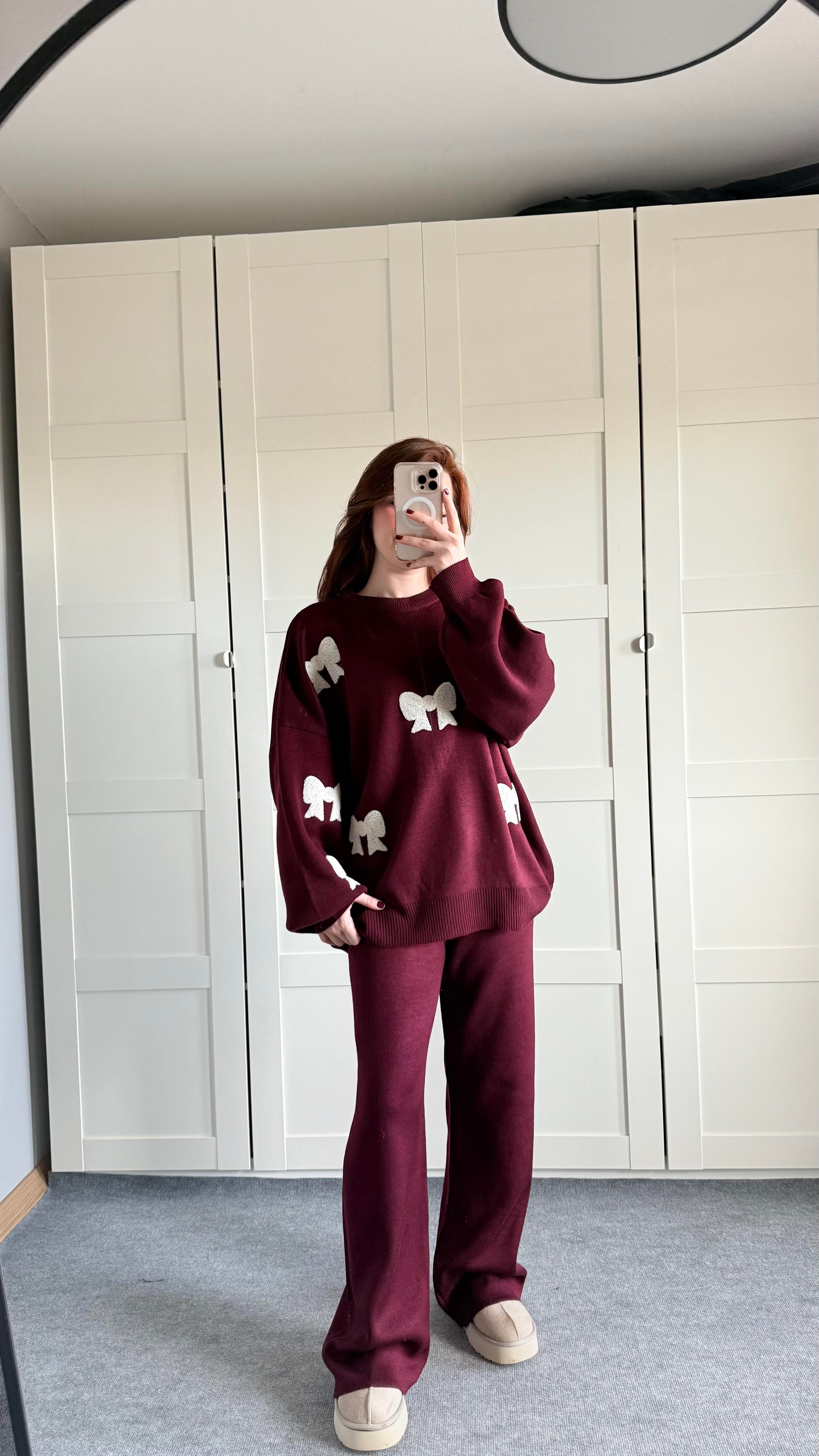 Beyaz Kurdele İşlemeli Bordo Triko Takım 