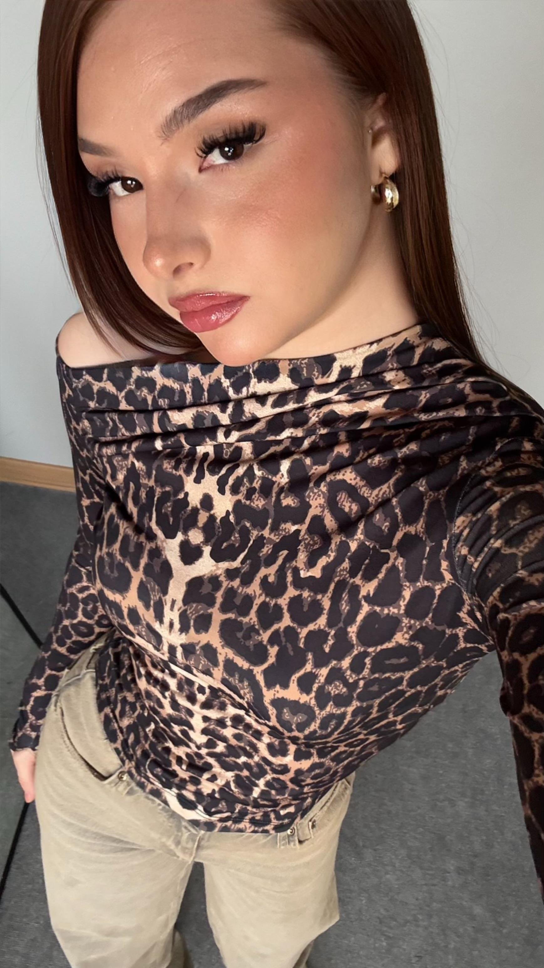 Büzgü Drape Detaylı Vücuda Oturan Uzun Kollu Esnek Örme Bluz Leopar