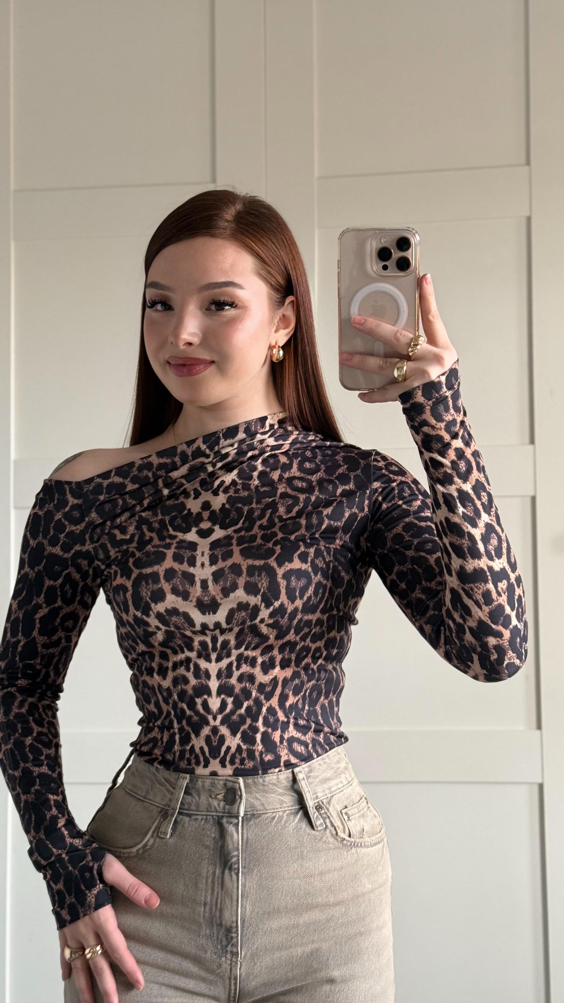 Büzgü Drape Detaylı Vücuda Oturan Uzun Kollu Esnek Örme Bluz Leopar