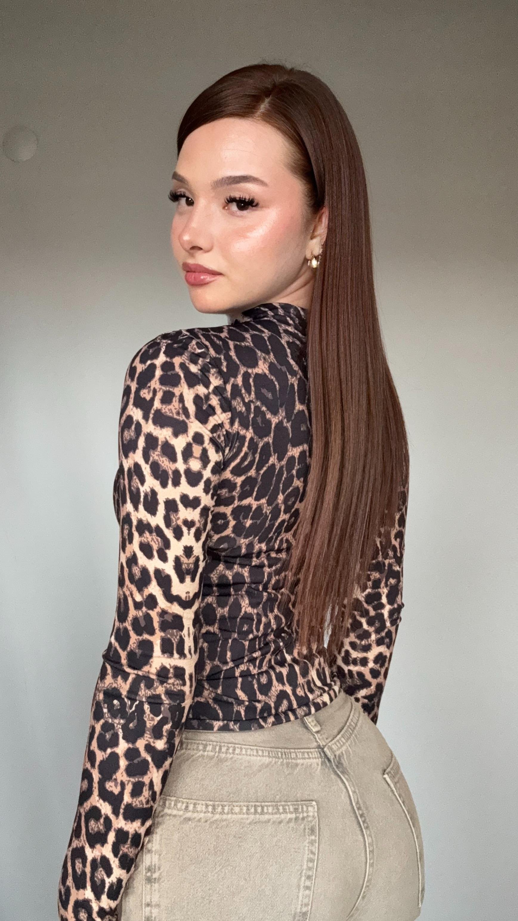 Büzgü Drape Detaylı Vücuda Oturan Uzun Kollu Esnek Örme Bluz Leopar