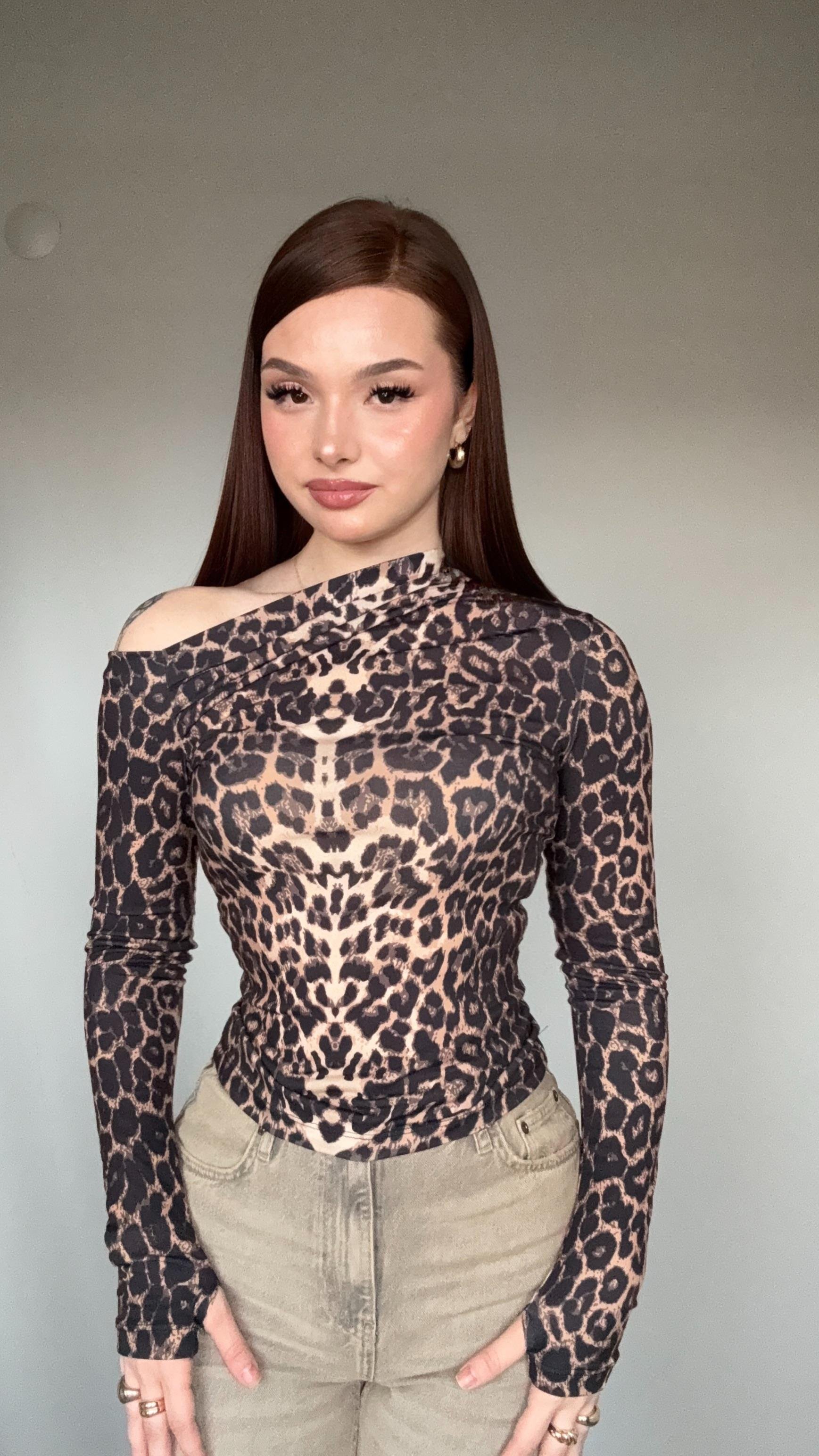Büzgü Drape Detaylı Vücuda Oturan Uzun Kollu Esnek Örme Bluz Leopar