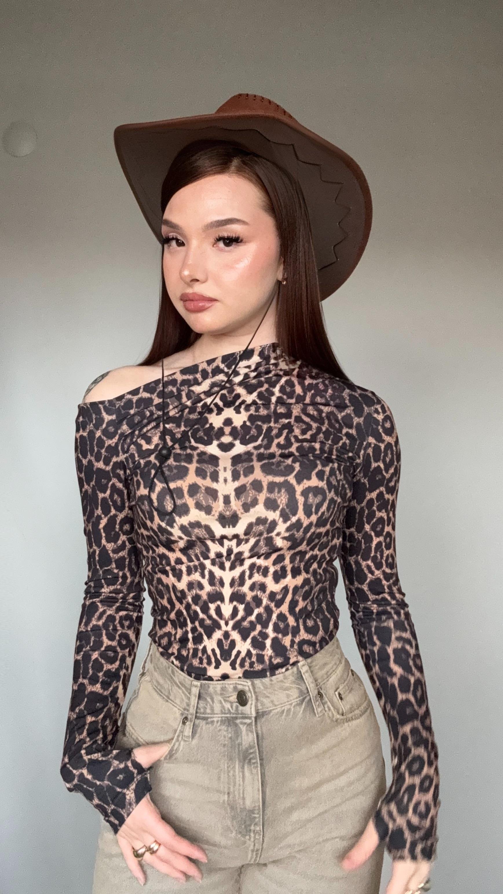 Büzgü Drape Detaylı Vücuda Oturan Uzun Kollu Esnek Örme Bluz Leopar