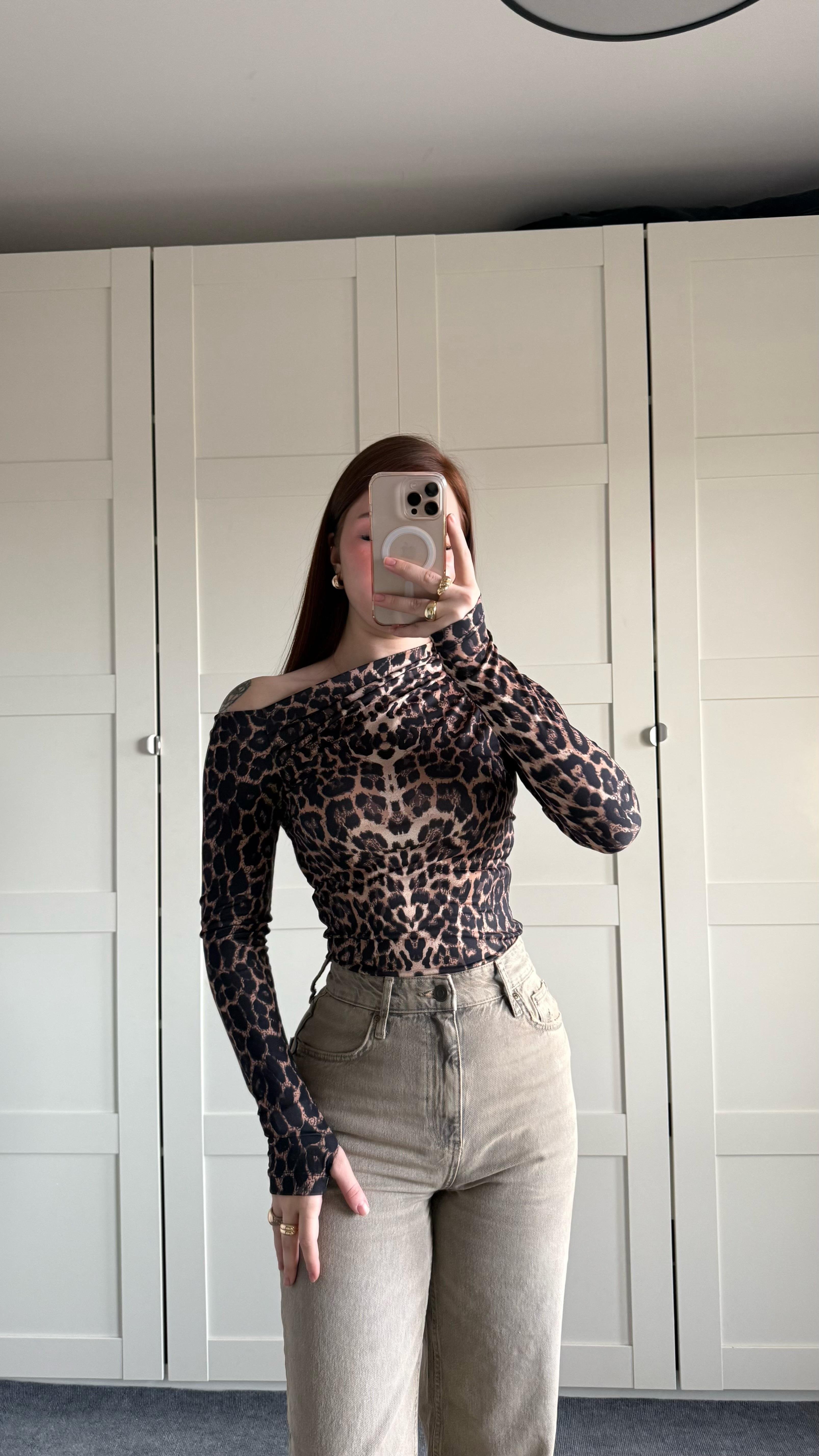 Büzgü Drape Detaylı Vücuda Oturan Uzun Kollu Esnek Örme Bluz Leopar