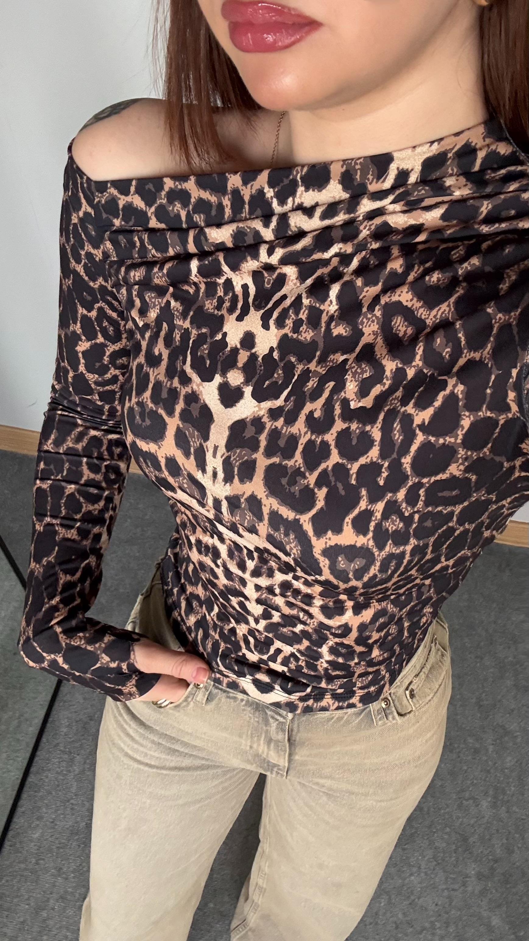 Büzgü Drape Detaylı Vücuda Oturan Uzun Kollu Esnek Örme Bluz Leopar