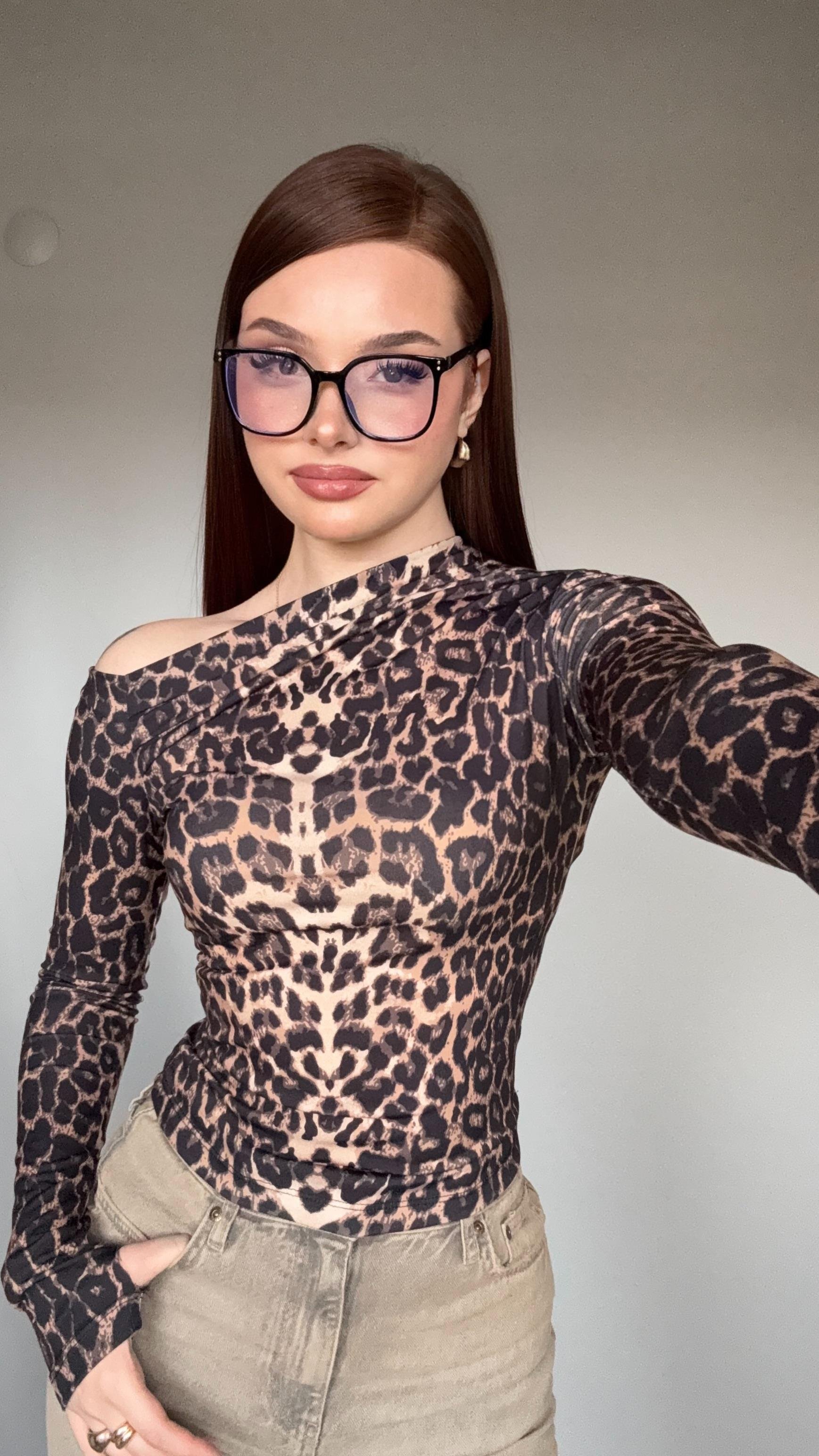 Büzgü Drape Detaylı Vücuda Oturan Uzun Kollu Esnek Örme Bluz Leopar