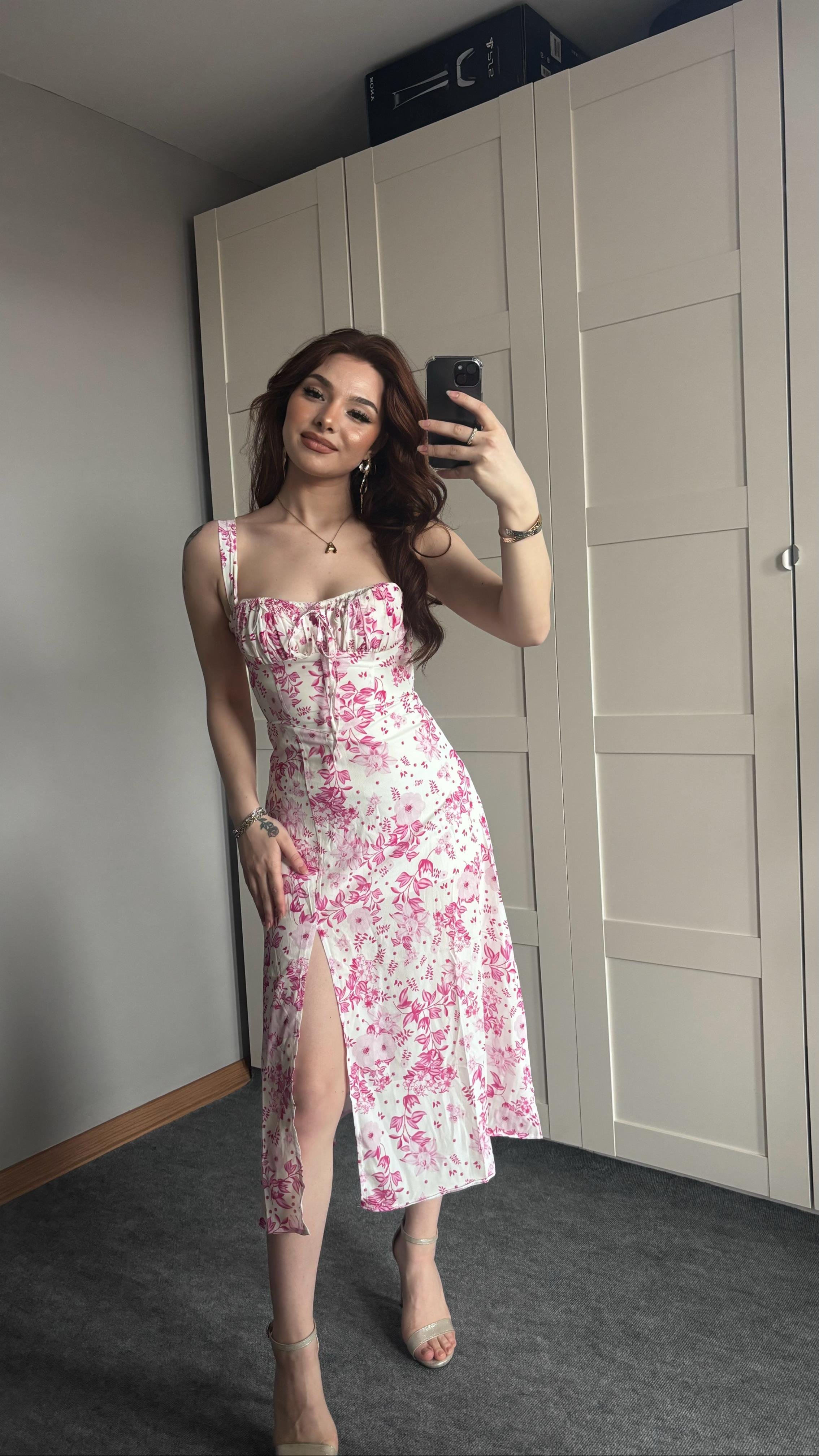 Çiçekli Askılı Çıtır Pembe Elbise