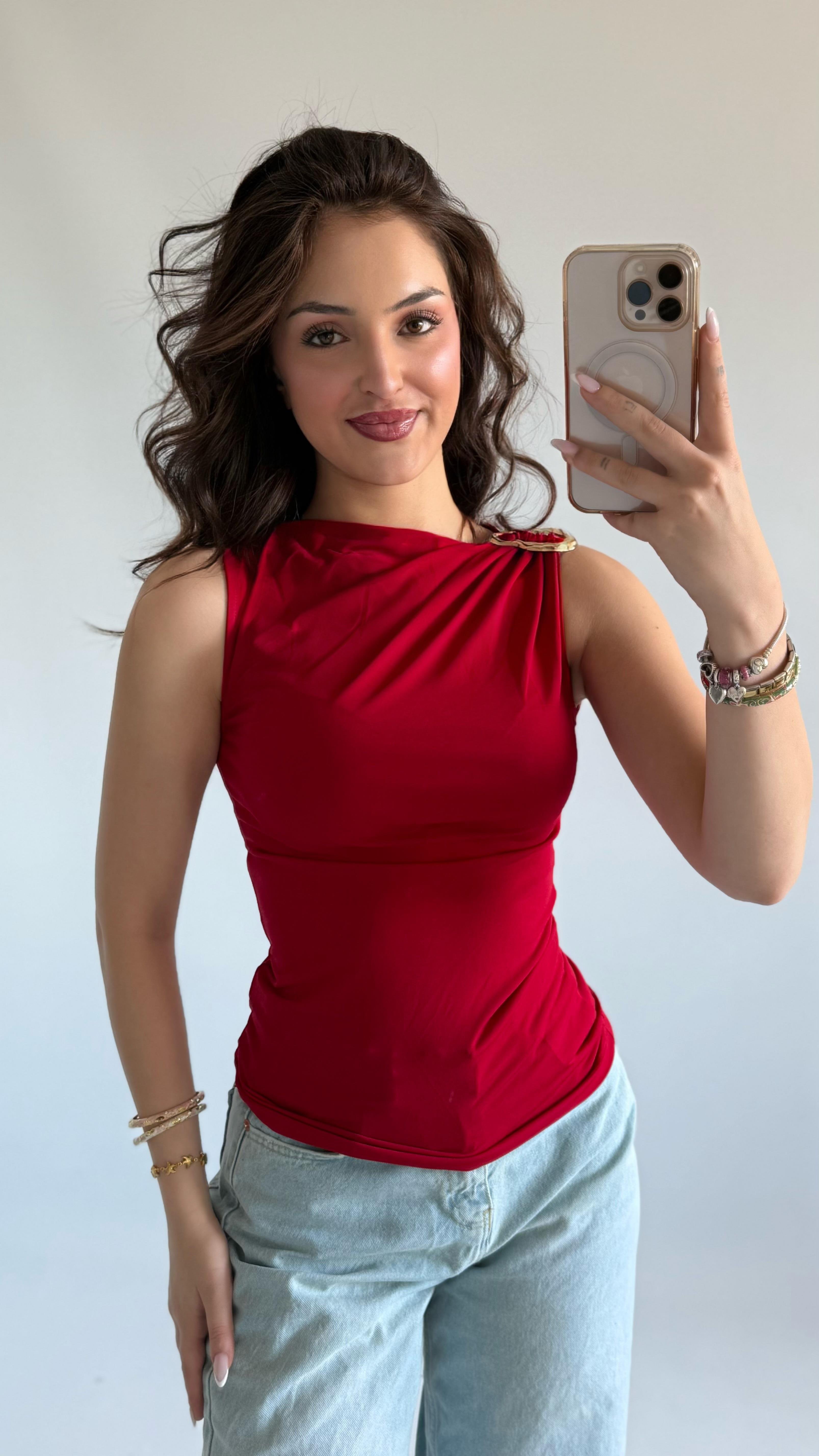 Demir Detaylı Sıfır Kol Bluz Kırmızı