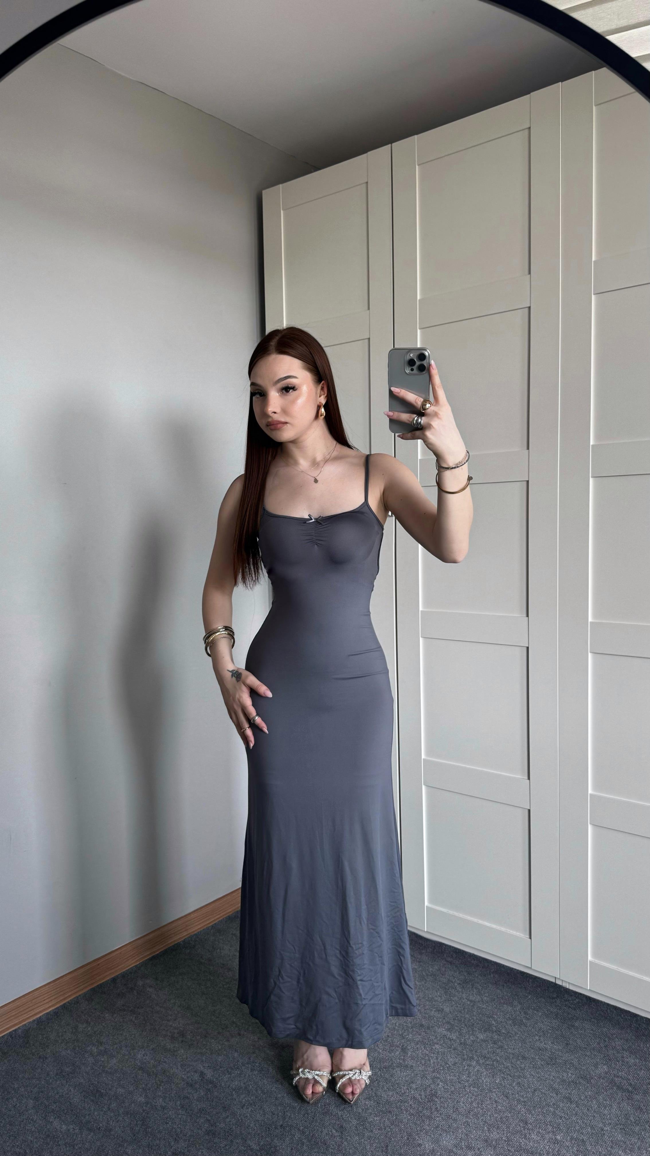 Fiyonk Sırt Detaylı Gri Elbise