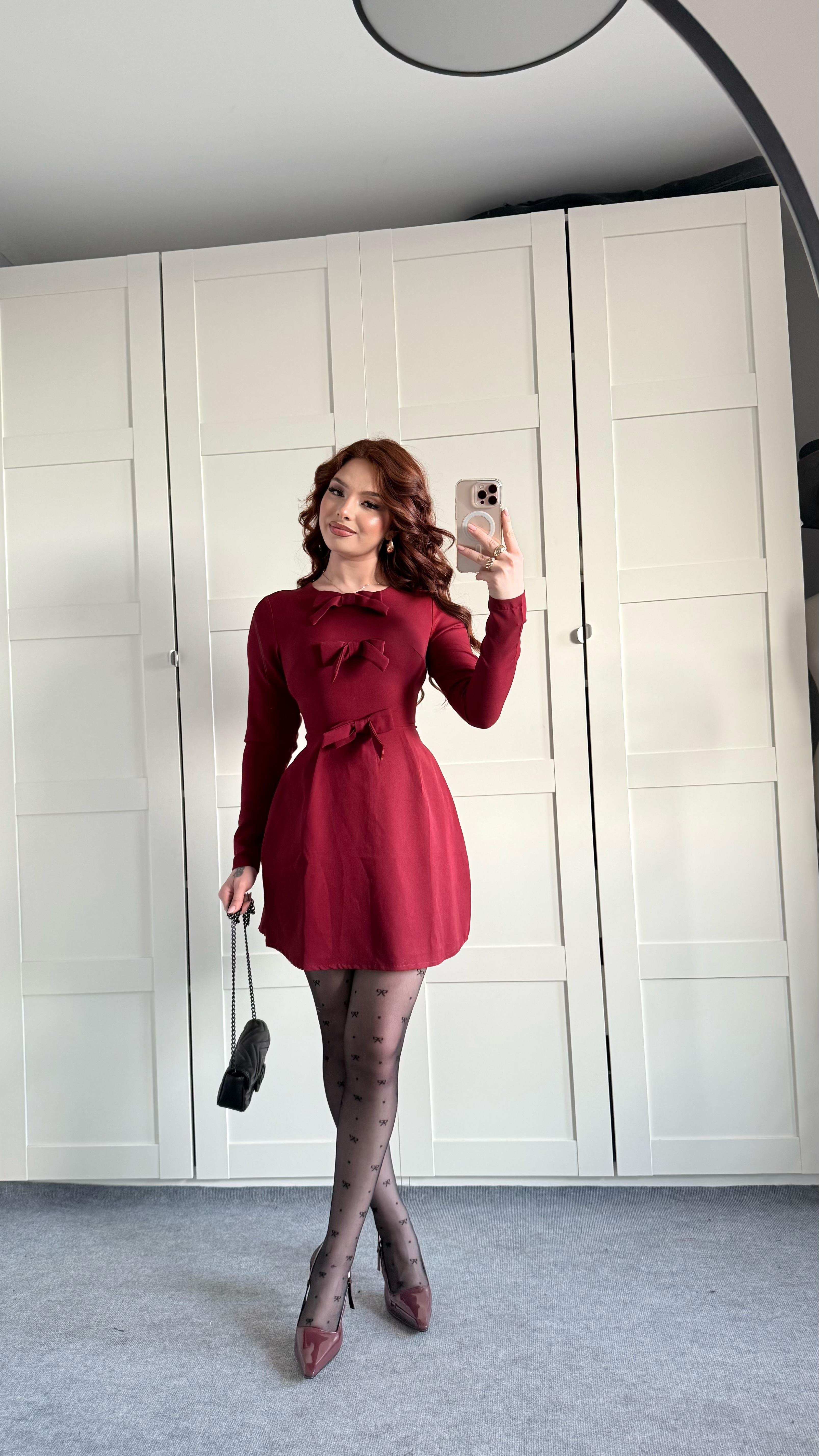 Fiyonlu Yaka Kısa Elbise Bordo