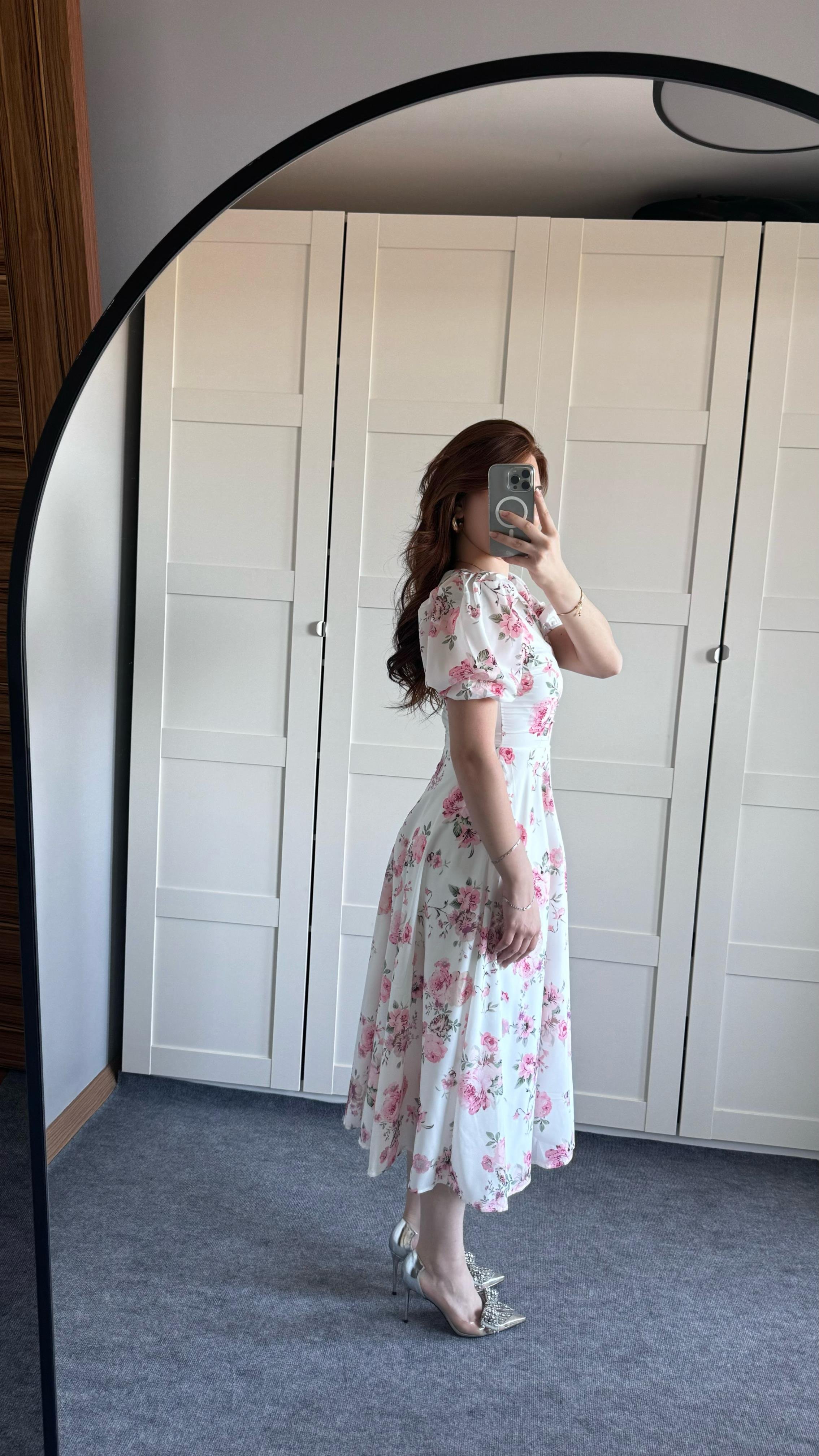 Floating Beyaz Pembe Çiçekli Elbise