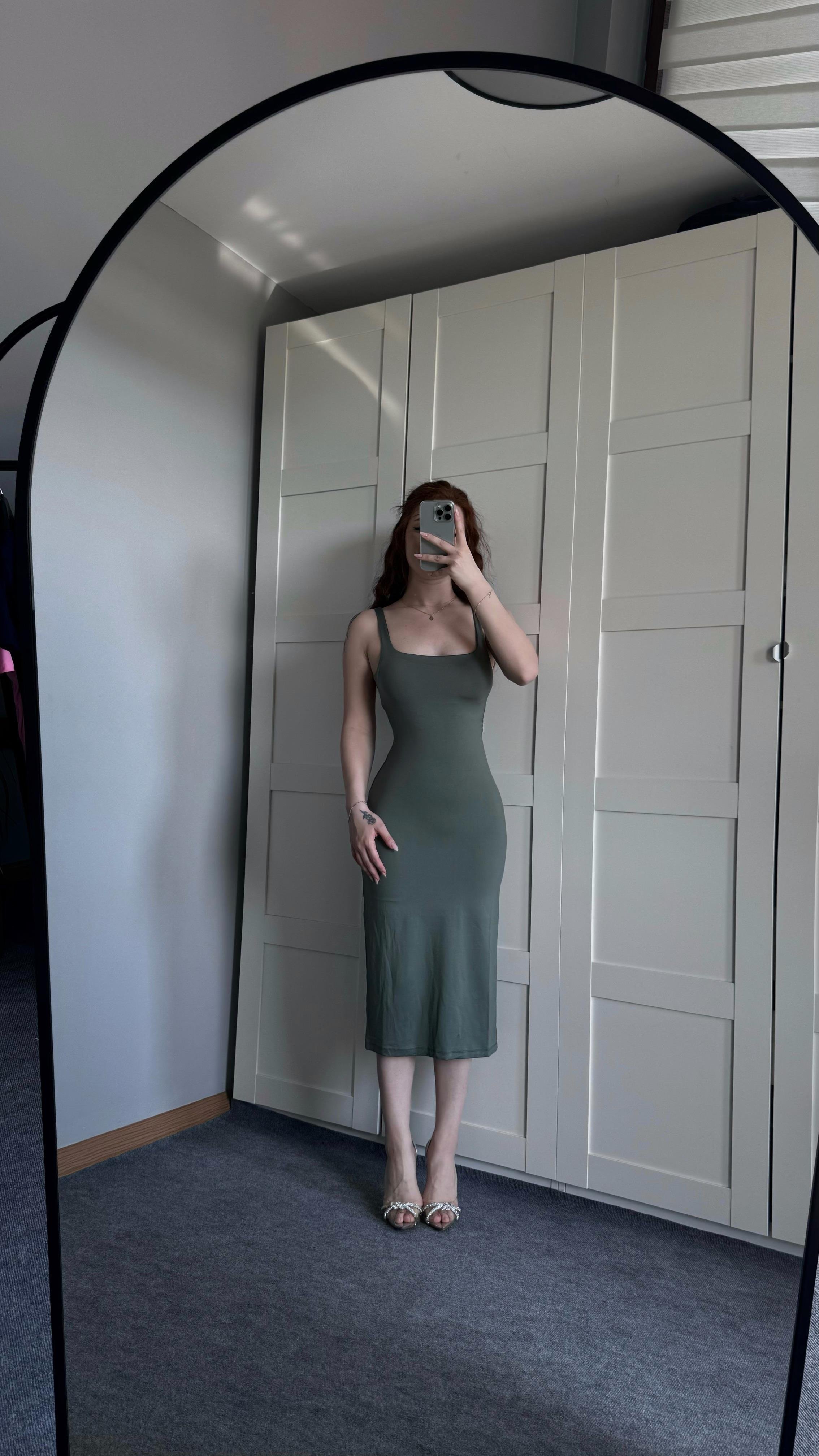 Kare Yaka Askılı Midi Haki Yeşil Elbise