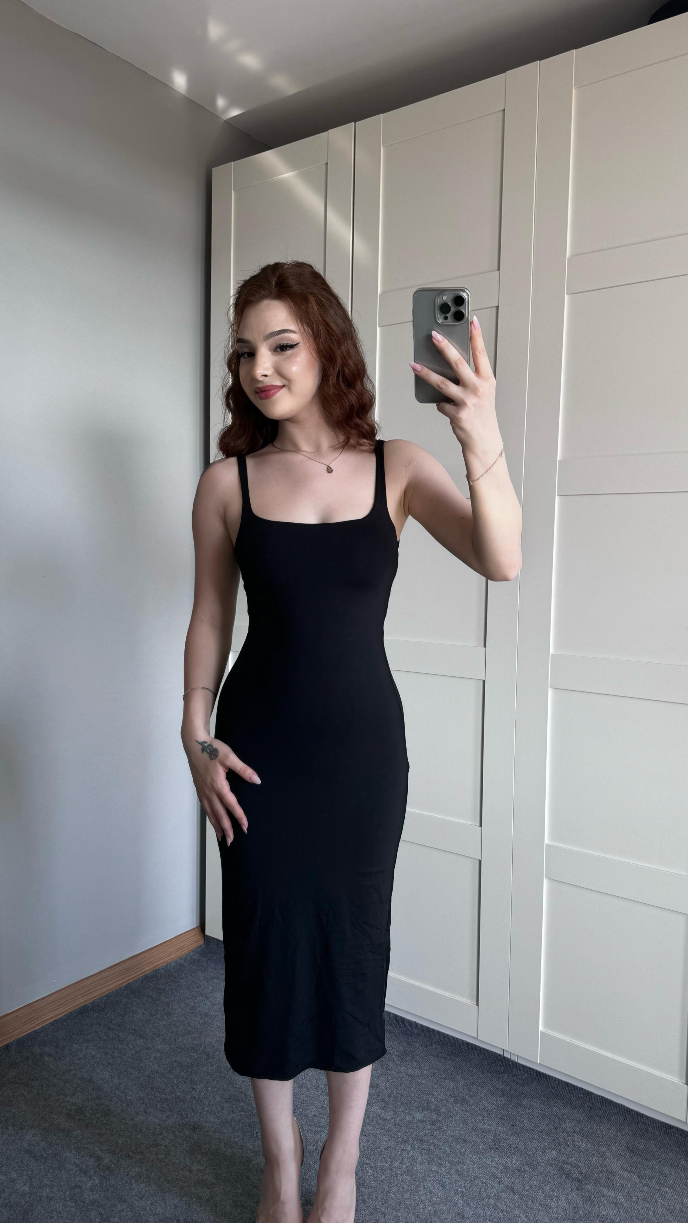 Kare Yaka Askılı Midi Siyah Elbise