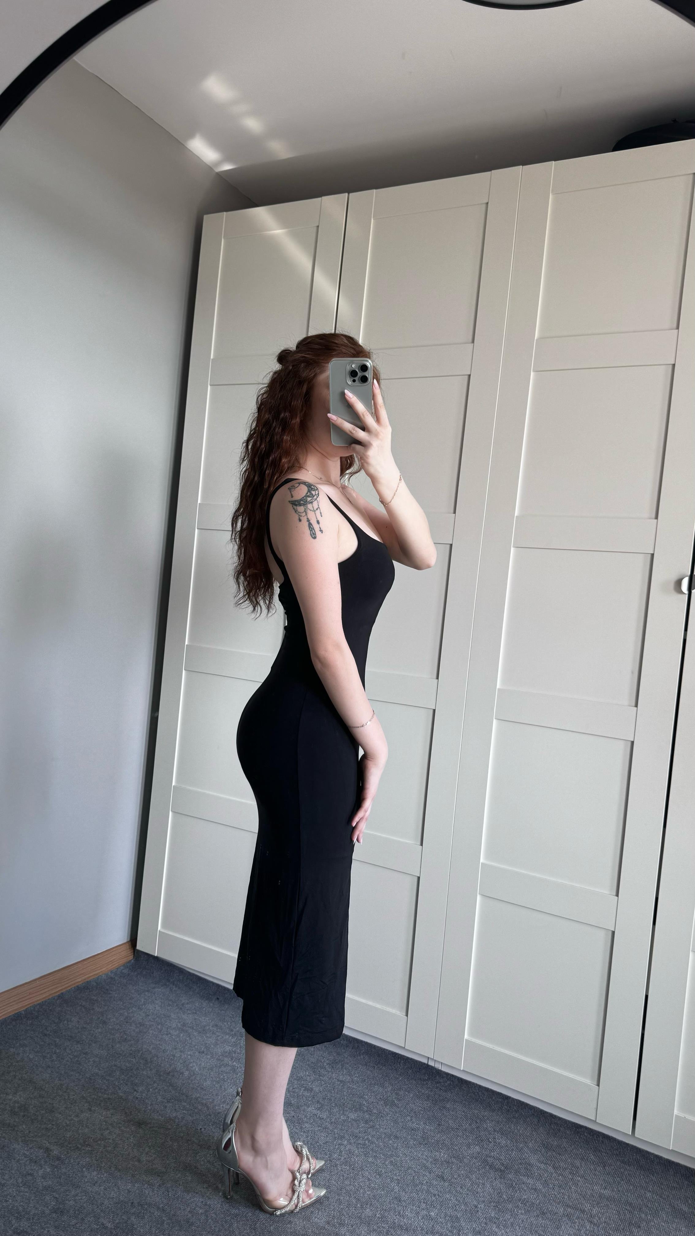 Kare Yaka Askılı Midi Siyah Elbise
