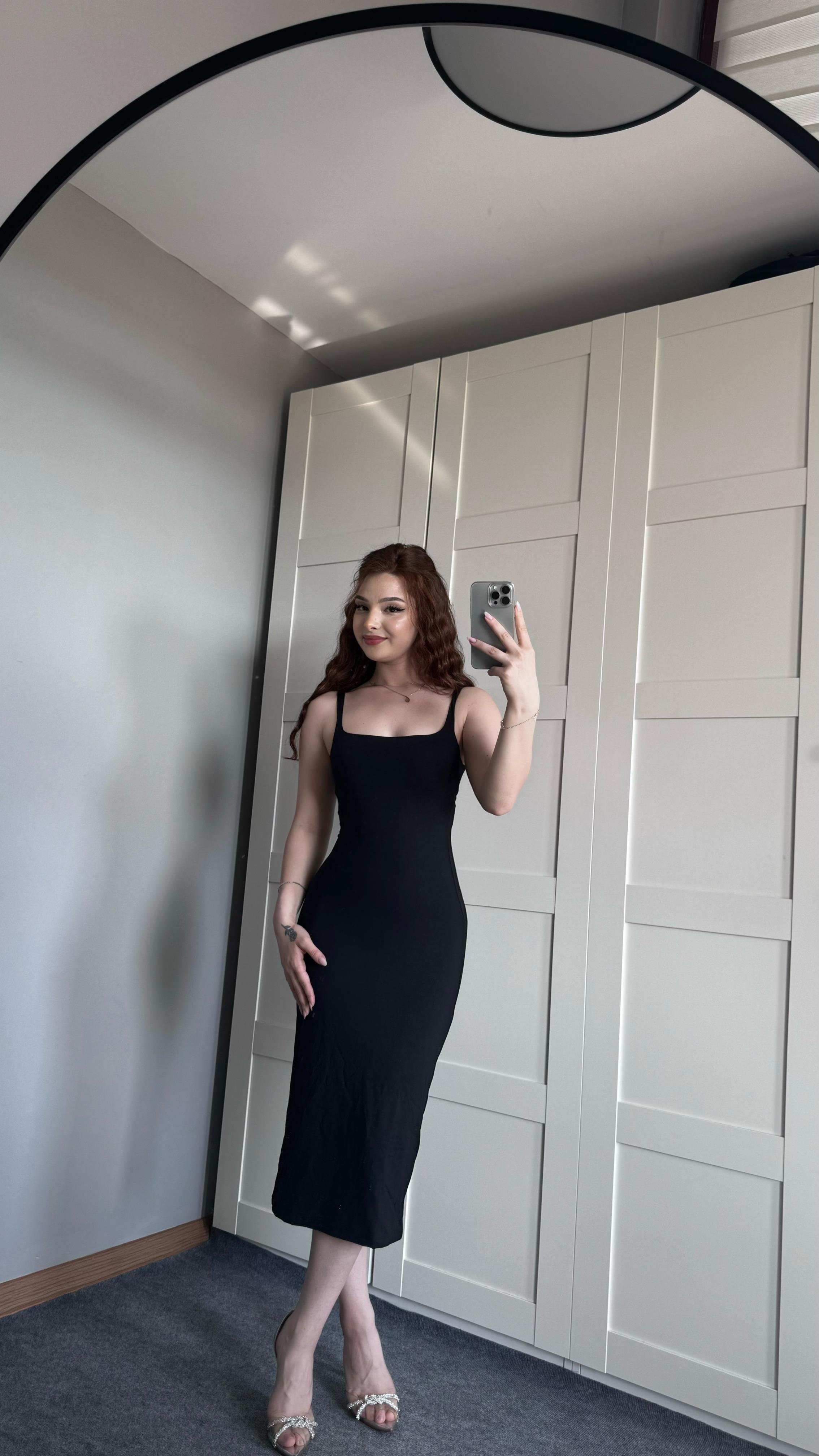 Kare Yaka Askılı Midi Siyah Elbise