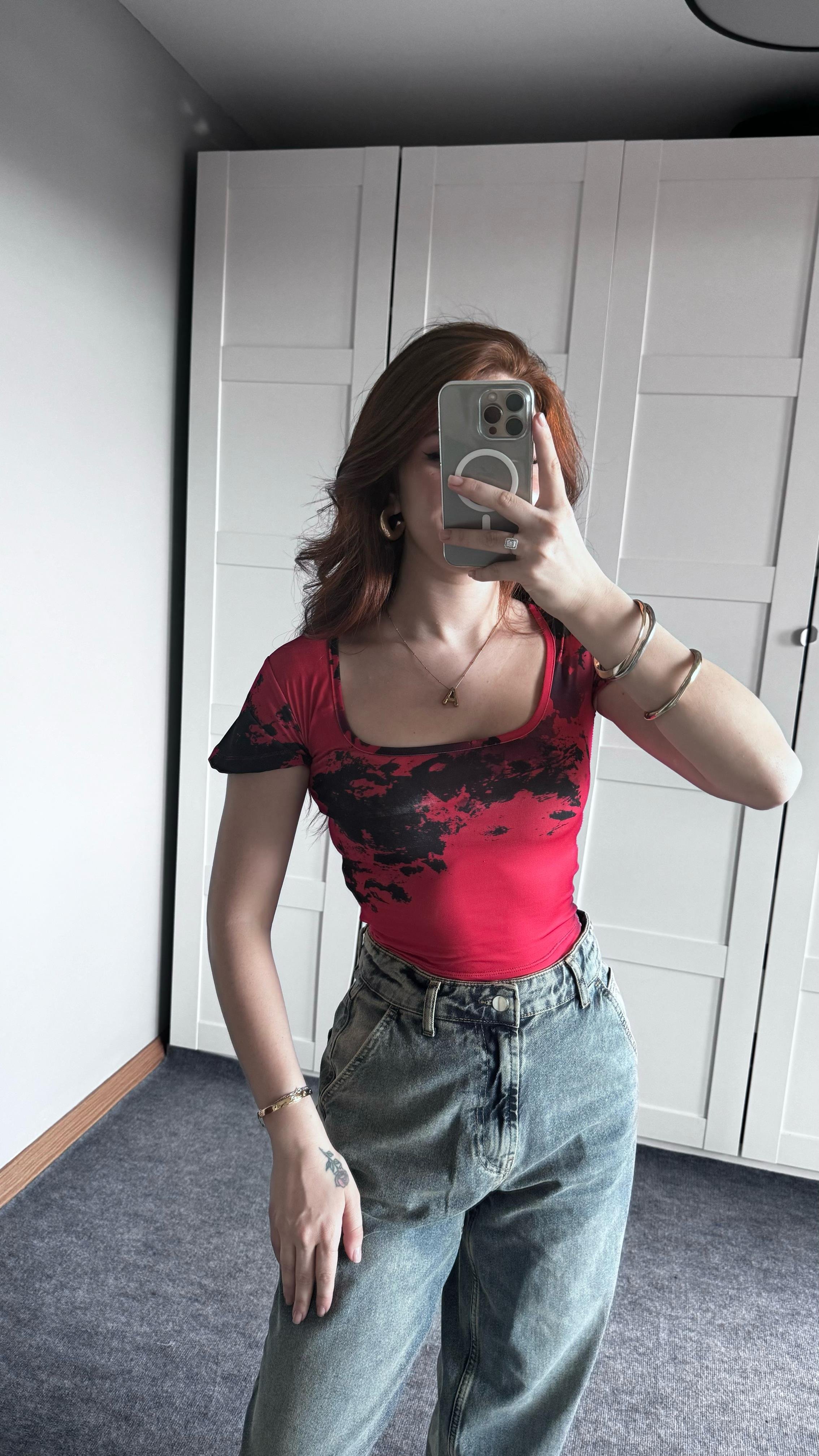 Kare Yaka Batik Kırmızı Crop